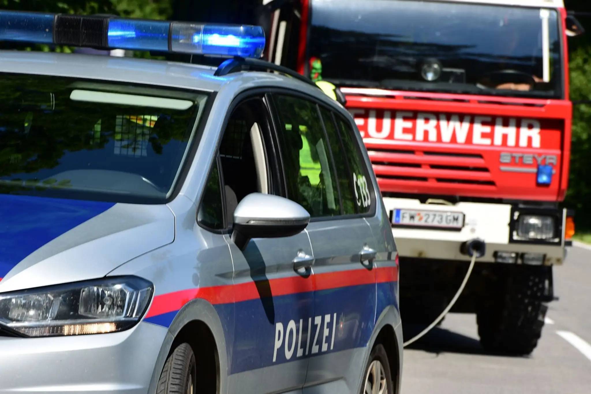Rakúski policajti a hasiči.