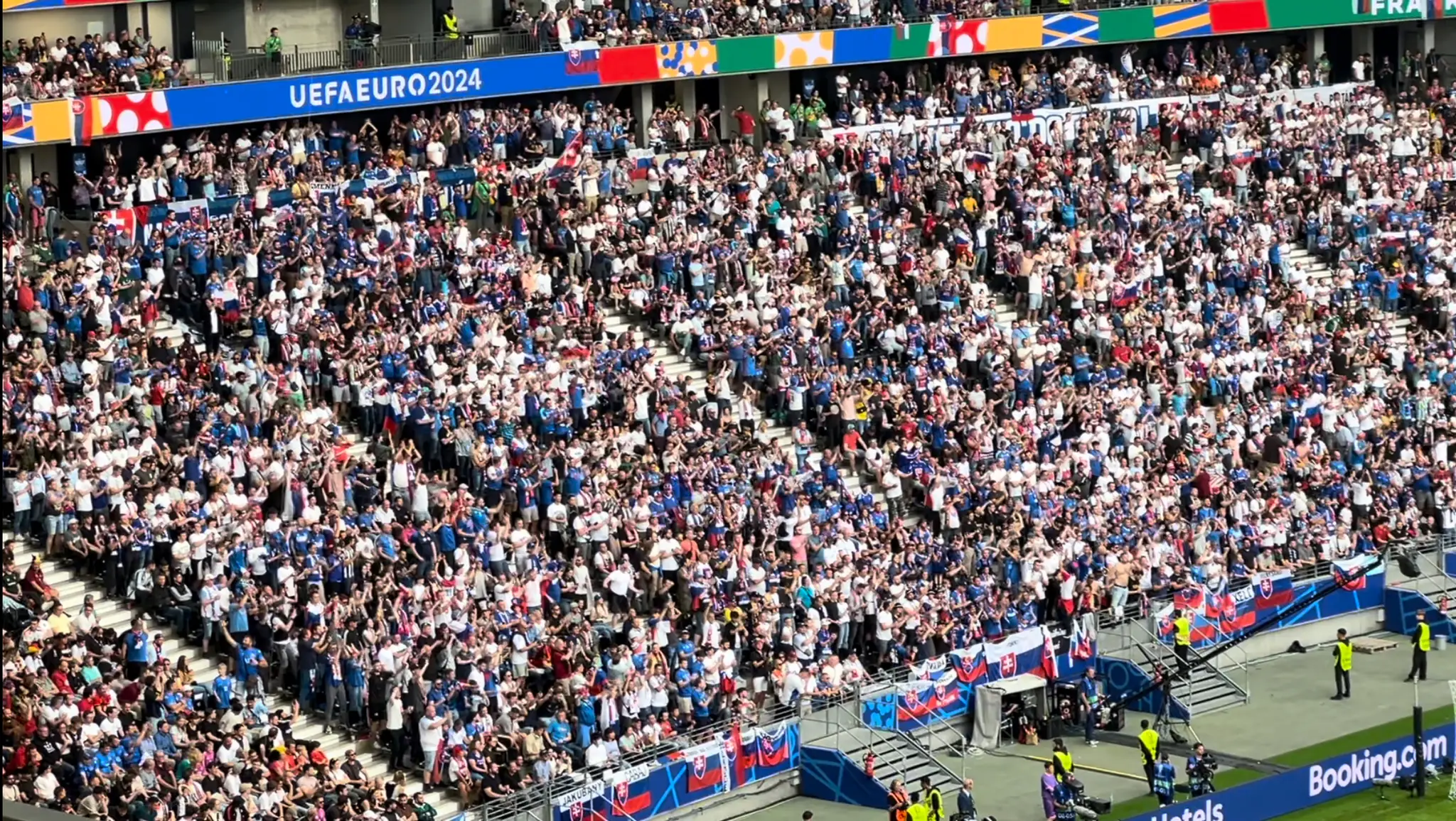 Slováci vo Frankfurte nemali prevahu len na trávniku.