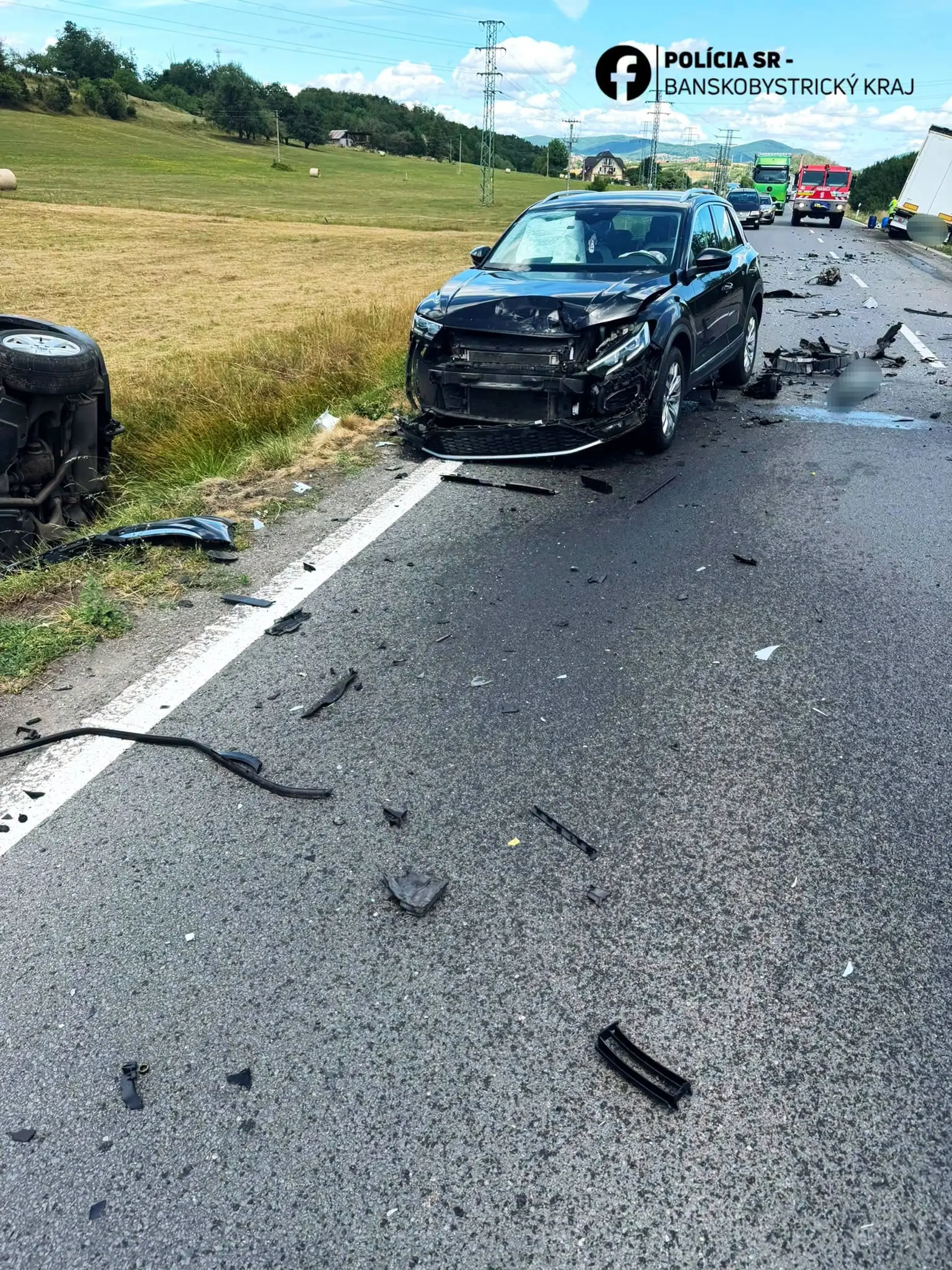 BMW v protismere narazilo do kamióna (3)