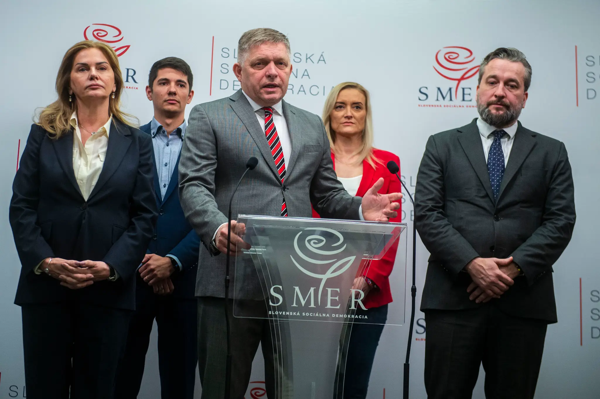 Robert Fico s kandidátmi Smeru vo voľbách do europarlamentu
