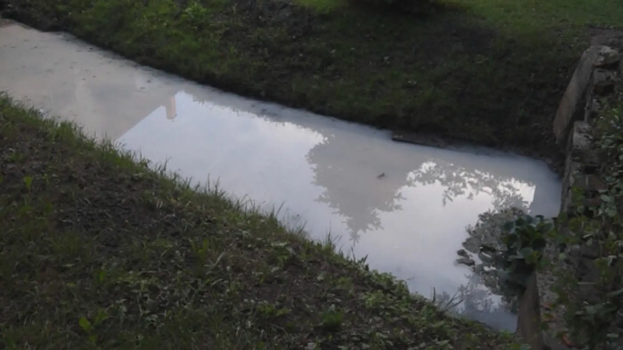 Potok v košickej Šaci sa zafarbil dobiela