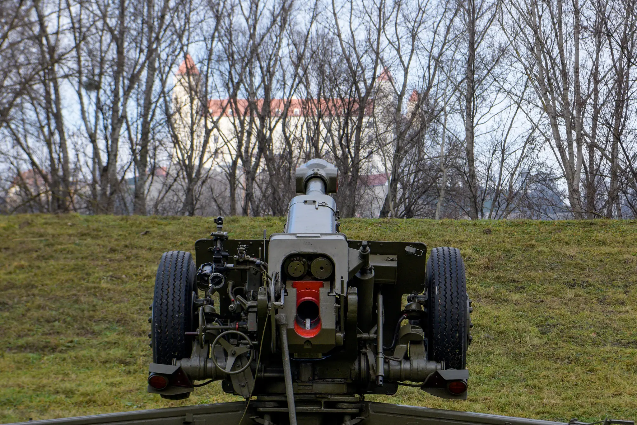 O salvy sa postarali delostrelci 21. samohybného delostreleckého oddielu generálmajora Alexandra Kordu z Michaloviec, s použitím ťahaných húfnic 122 mm HD-30.