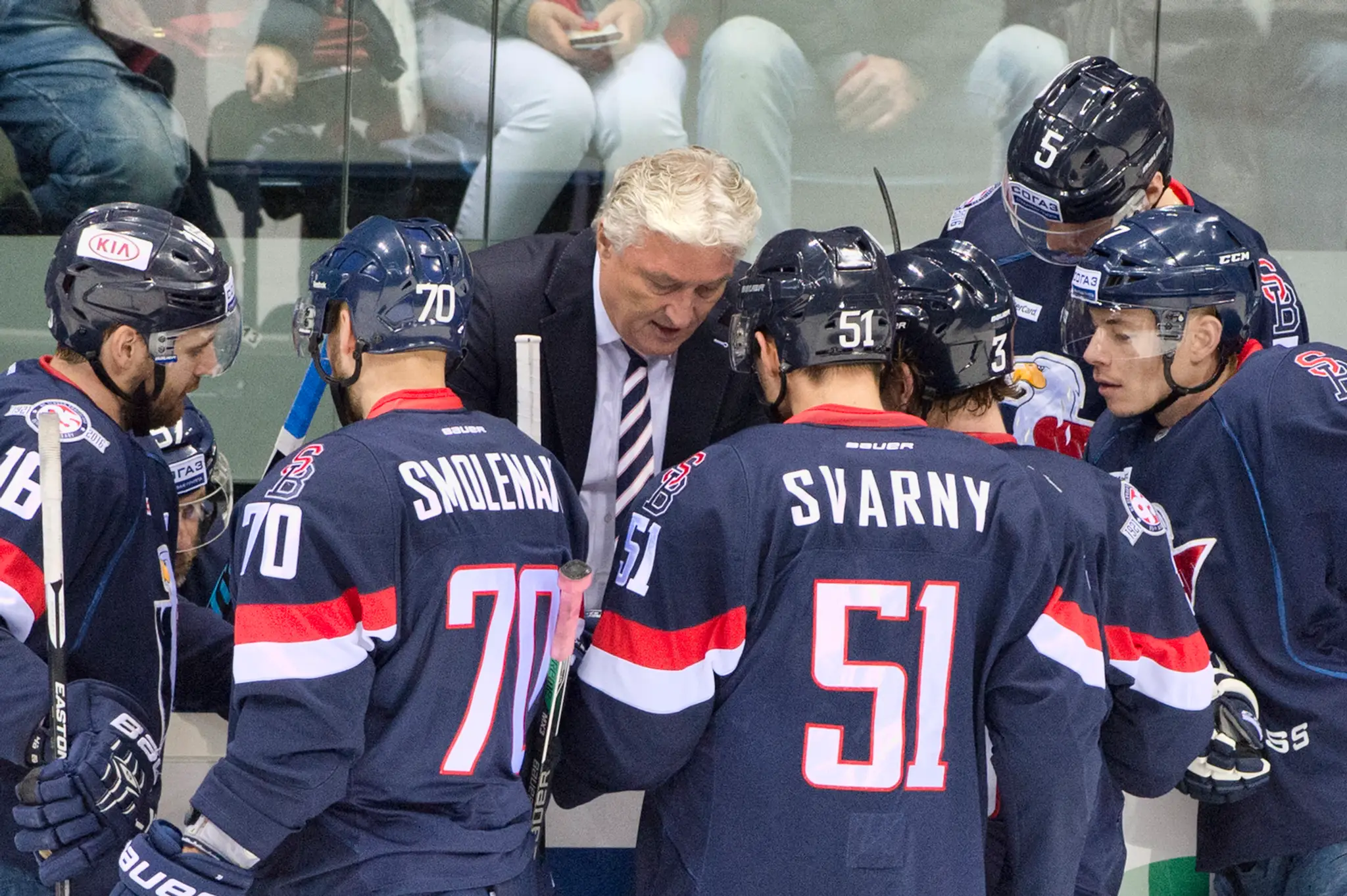 Porada na striedačke Slovanu počas stretnutia hokejovej KHL. (archív)