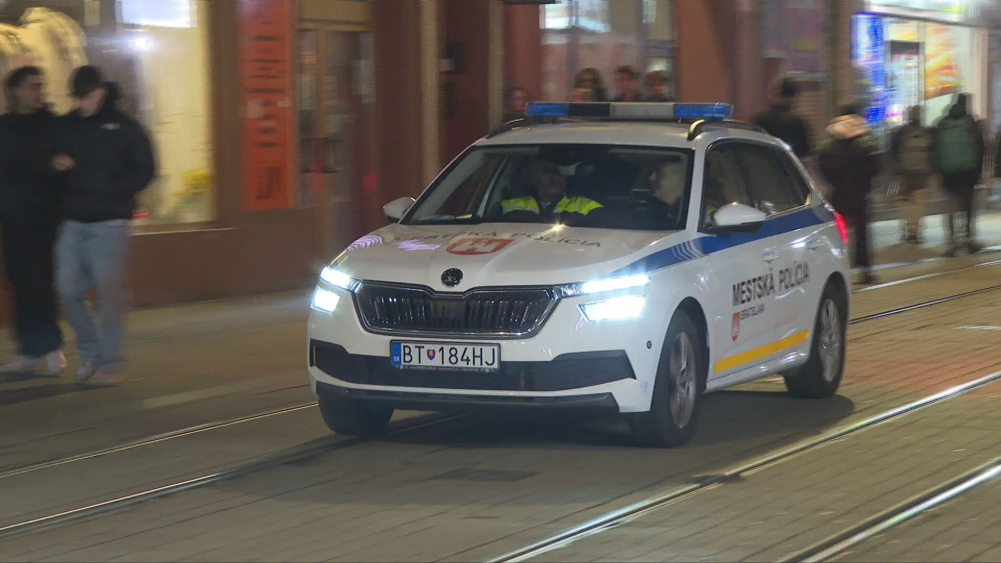 Policajti na Obchodnej ulici v Bratislave