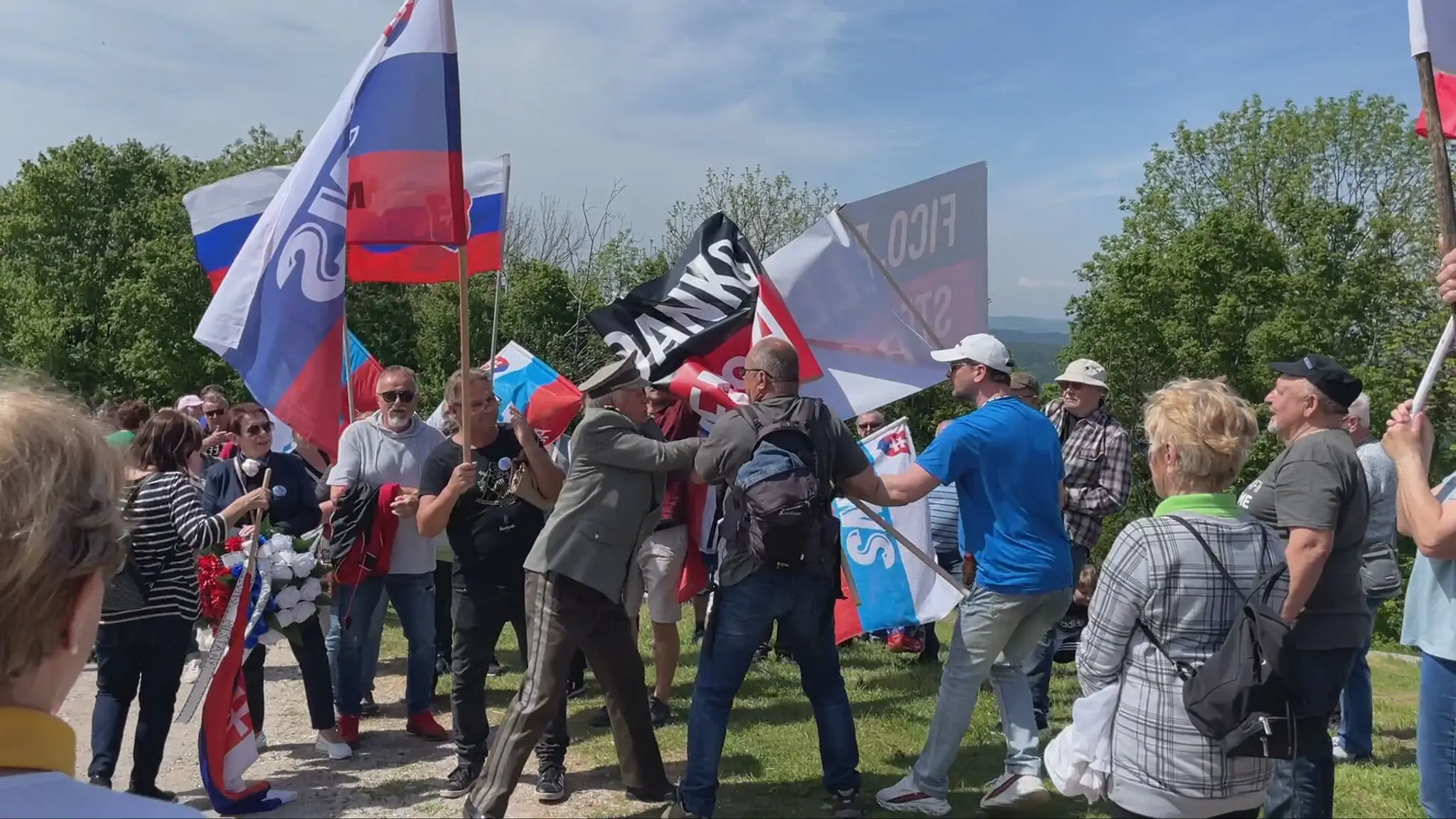 Spomienkovú akciu poznačil incident.