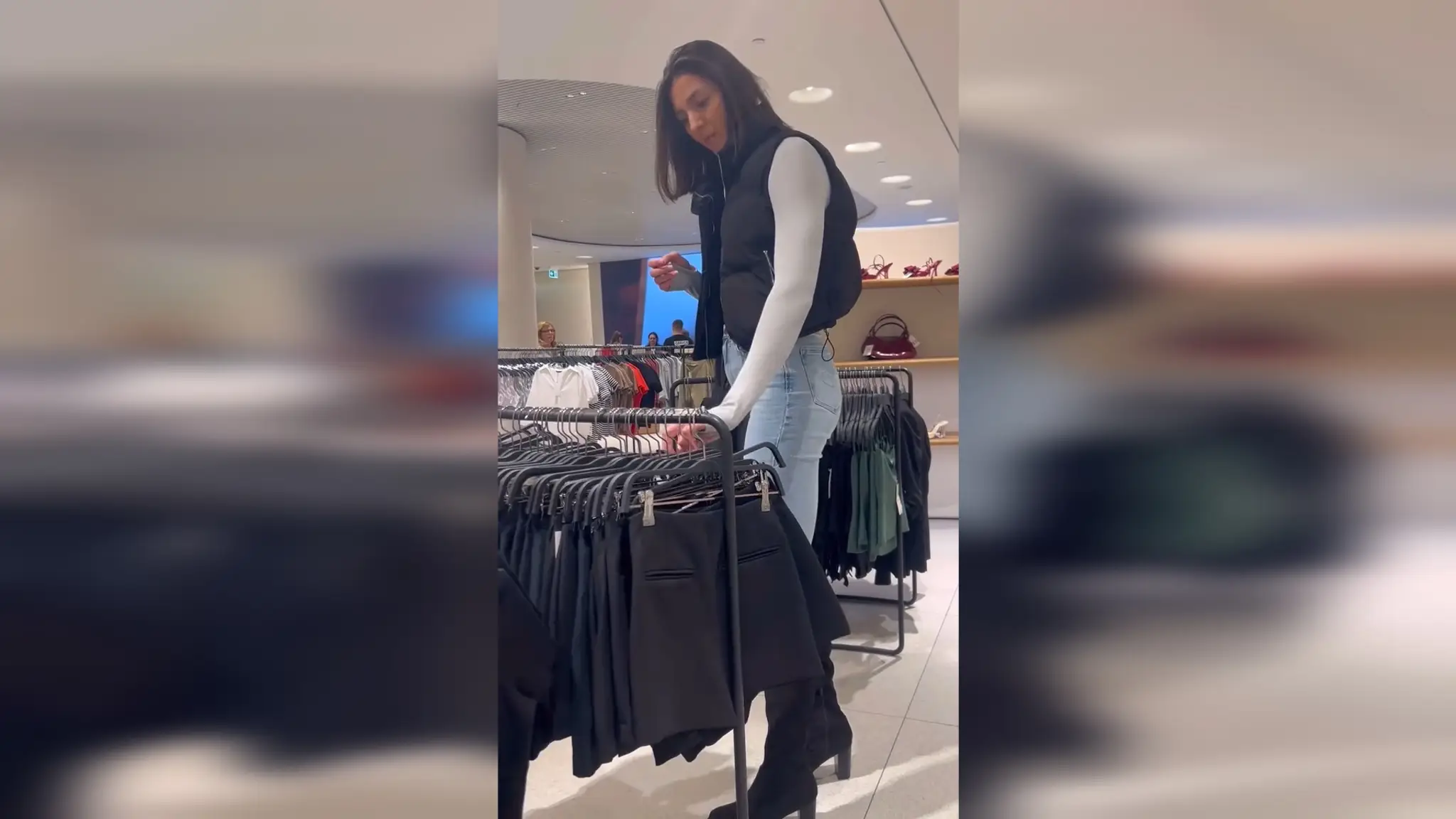Bronislava Mareková v obchode s oblečením