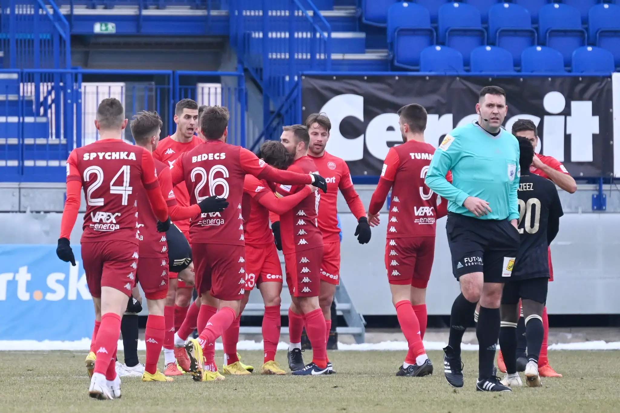 Futbalisti Liptovského Mikuláša sa tešia po strelení gólu