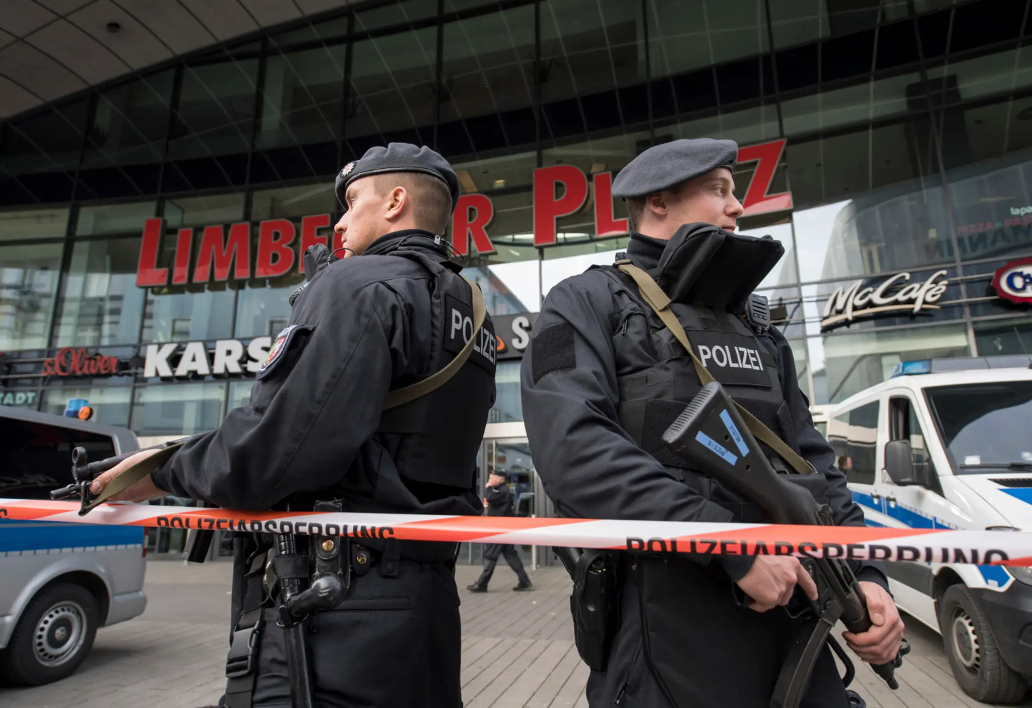 Nákupné centrum v Essene strážila v sobotu polícia.