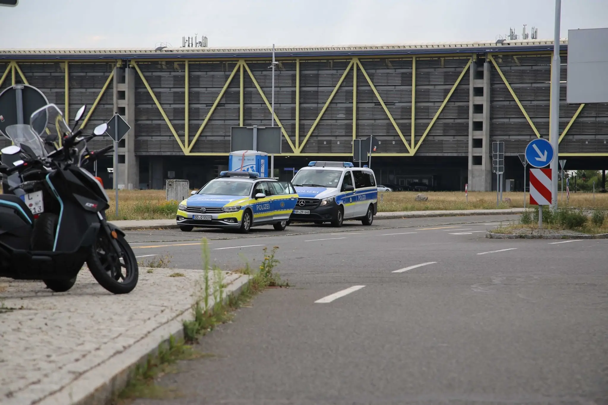 Policajné autá parkujú pred letiskom v Lipsku/Halle po incidente.