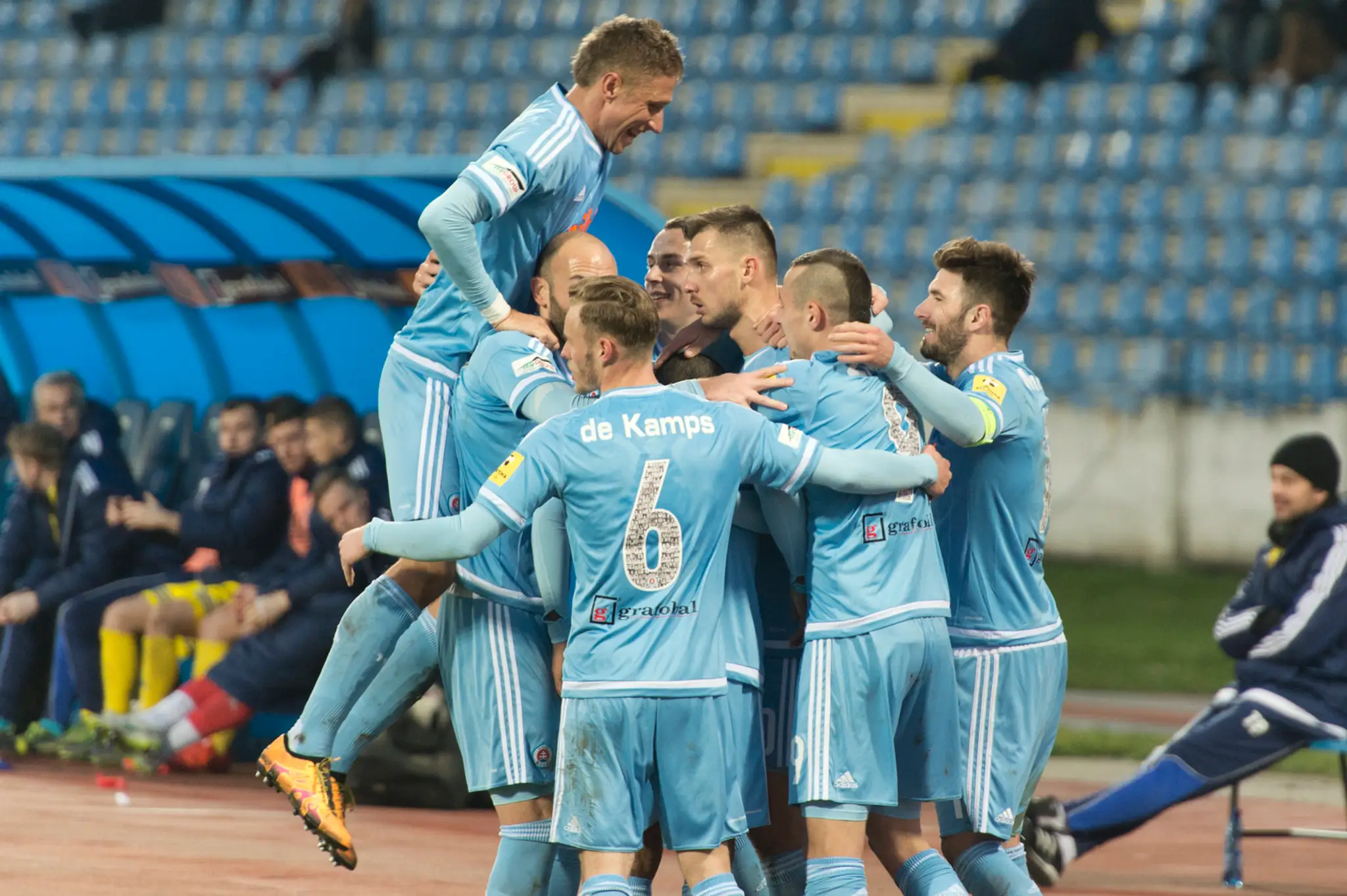 Radosť hráčov Slovana po góle Priskina v súboji proti Michalovciam