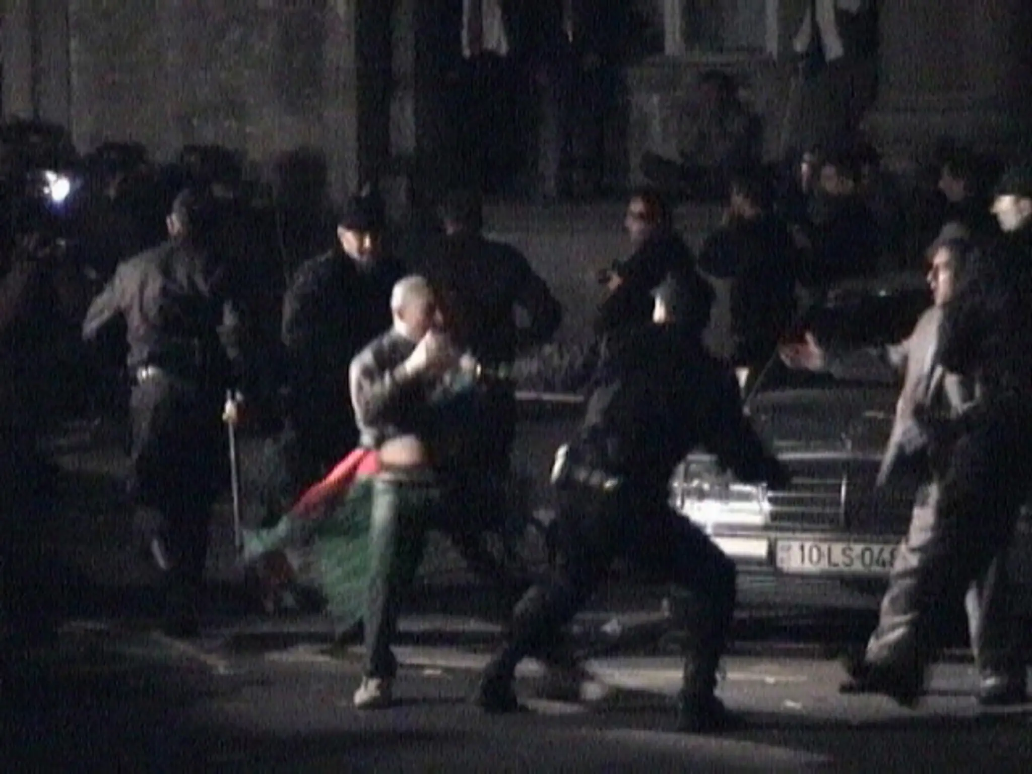 Zásah polície počas protestu po prezidentských voľbách v Baku pred sídlom opozičnej strany Musavat.