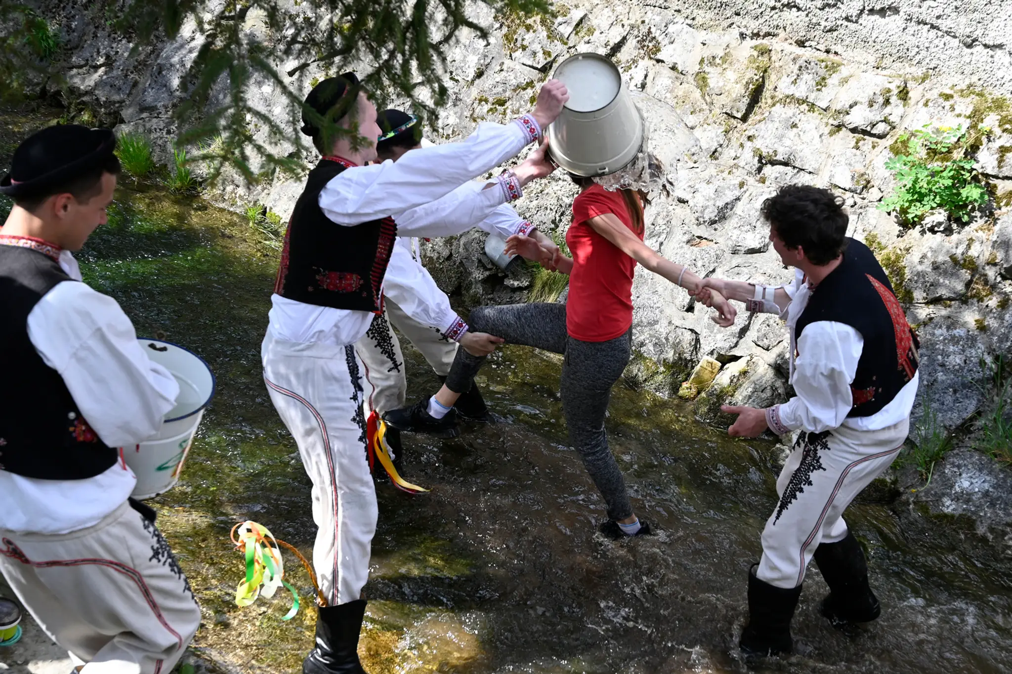 Mládenci z obce Selec neďaleko Trenčína počas oblievačky.