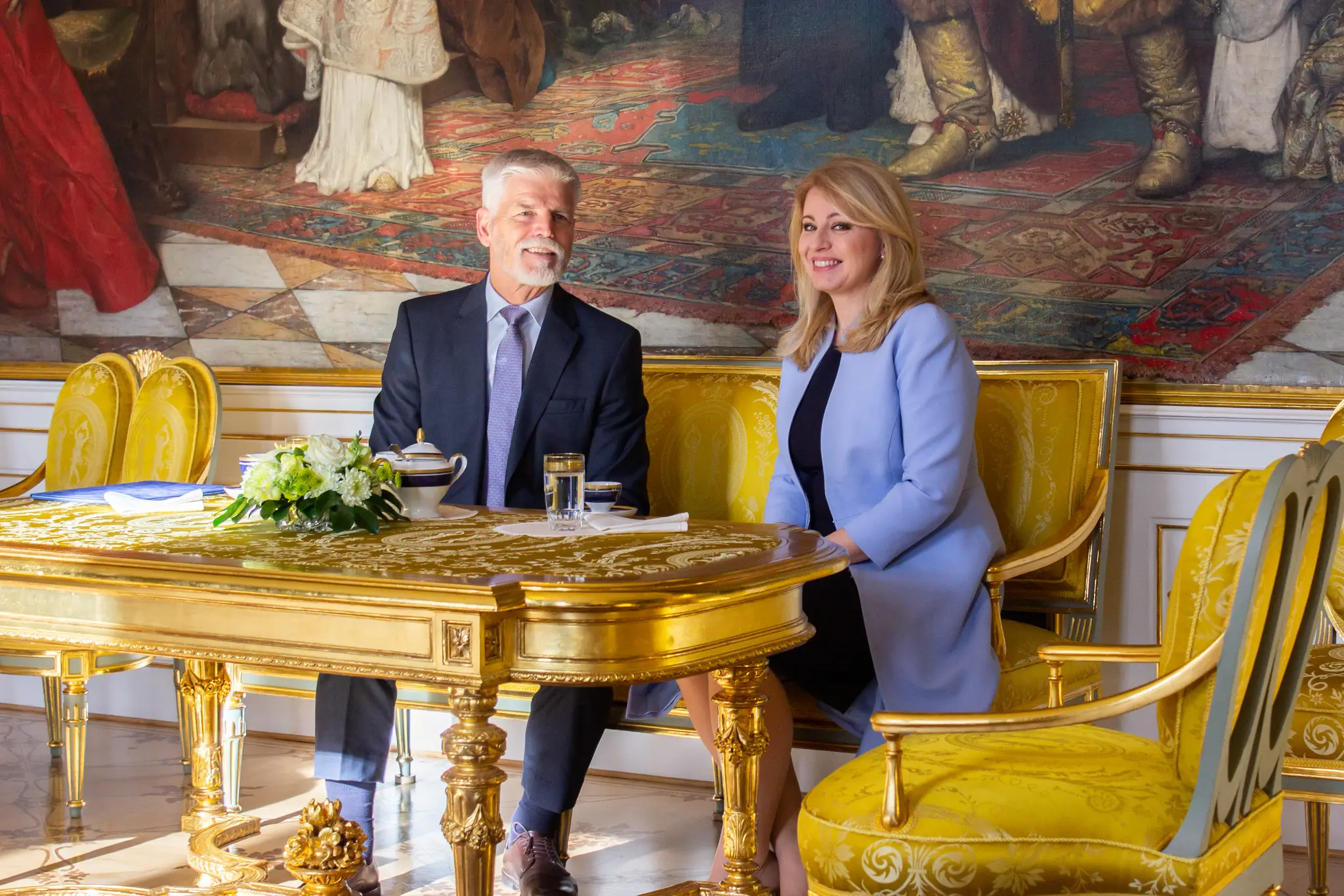 Na snímke český prezident Petr Pavel a slovenská prezidentka Zuzana Čaputová počas stretnutia na Pražskom hrade.