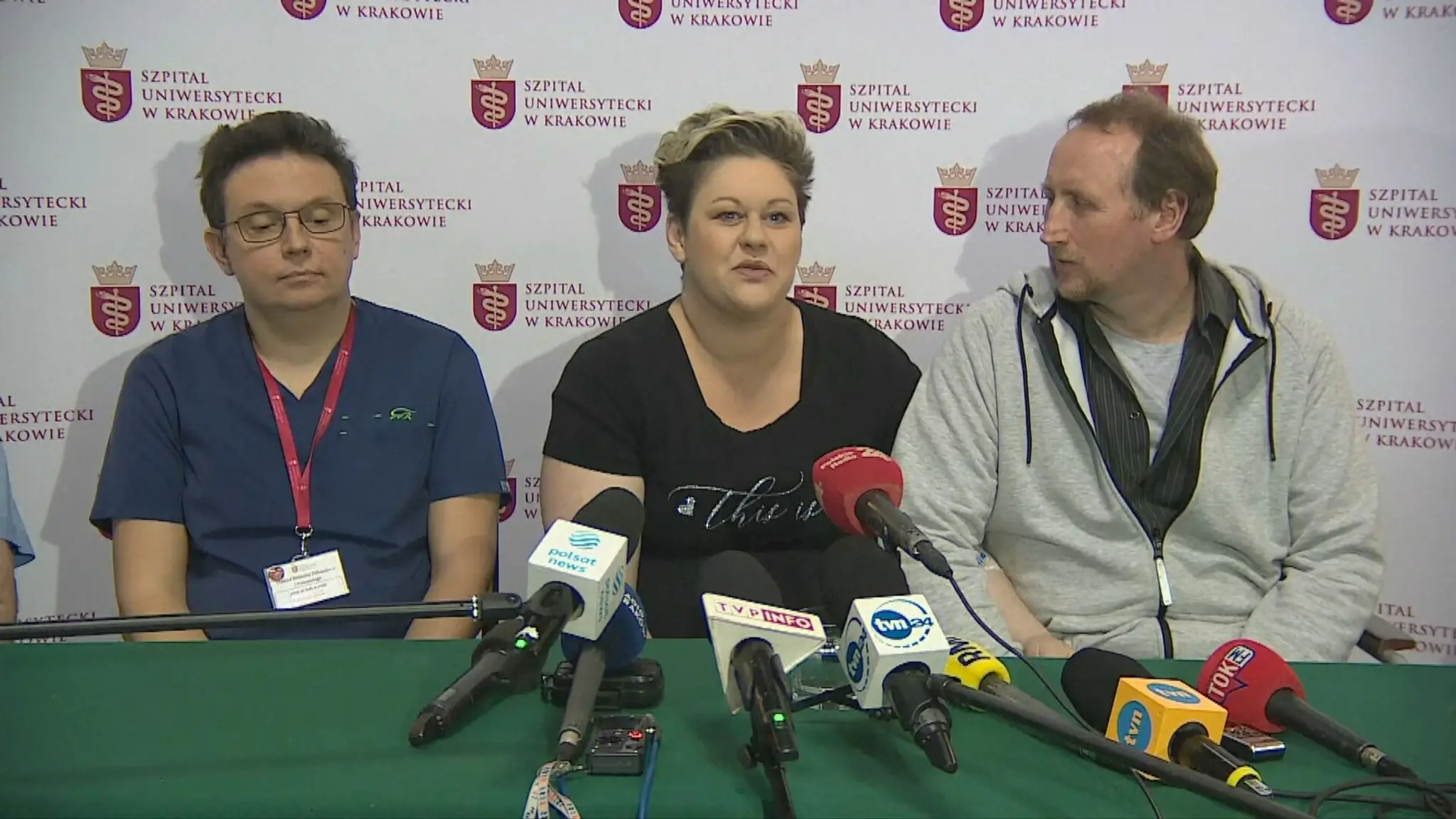 Rodička s partnerom a primárom kliniky.