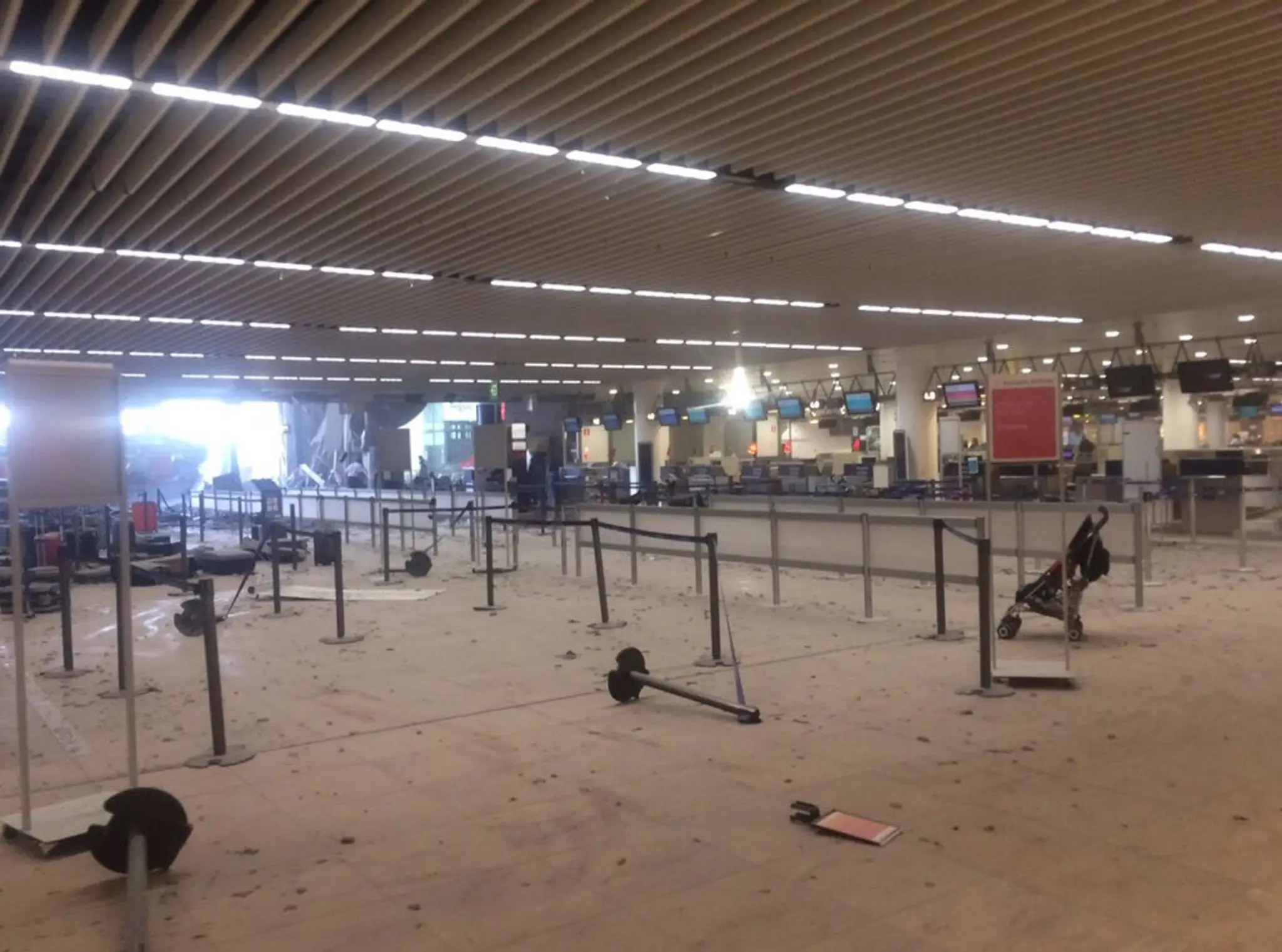 Odbavovacia hala bezprostredne po výbuchu bomby na bruselskom letisku Zaventem.