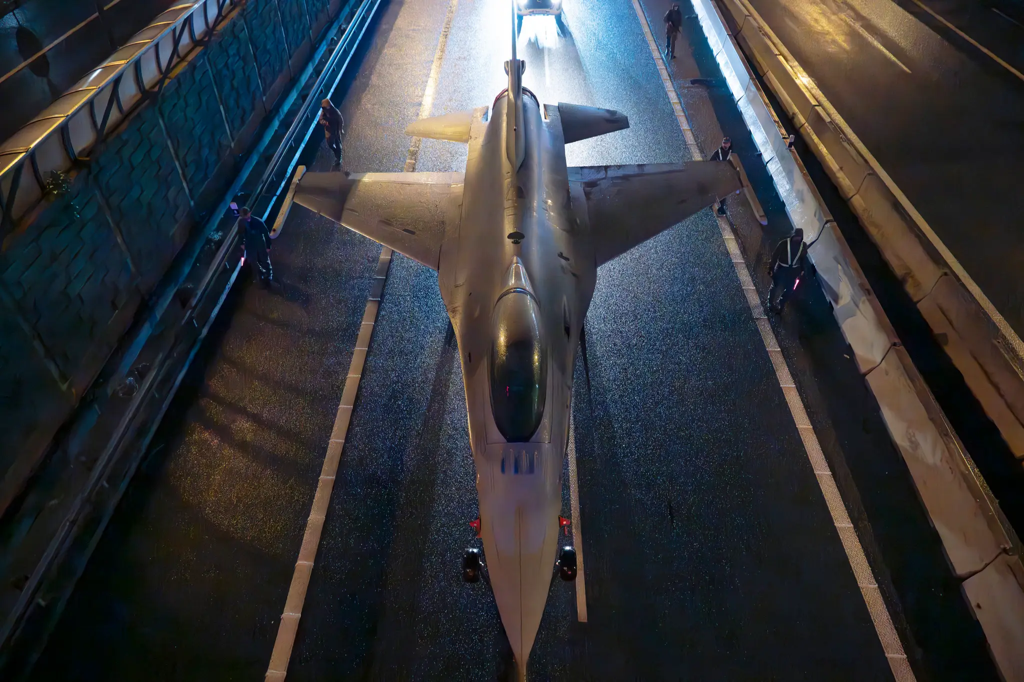 Bratislavou prevážali stíhačku F-16.