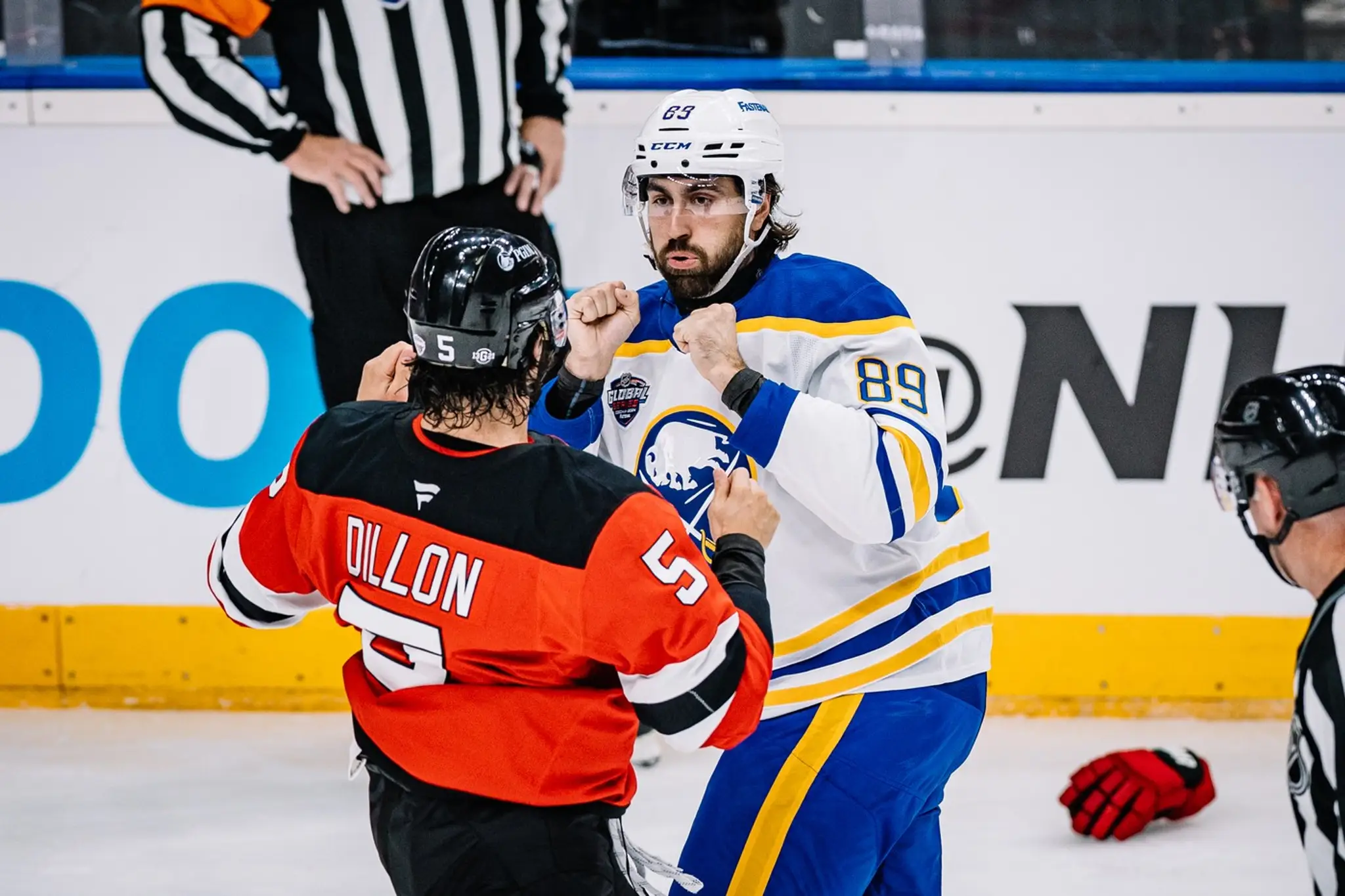 Alex Tuch (v bielom) v pästnom súboji s Brendenom Dillonom z NHL.
