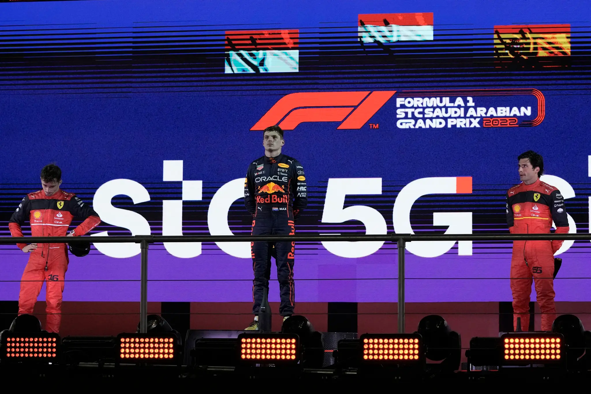 Víťaz Max Verstappen pózuje na pódiu s druhým Charlesom Leclercom a tretím Carlosom Sainzom.