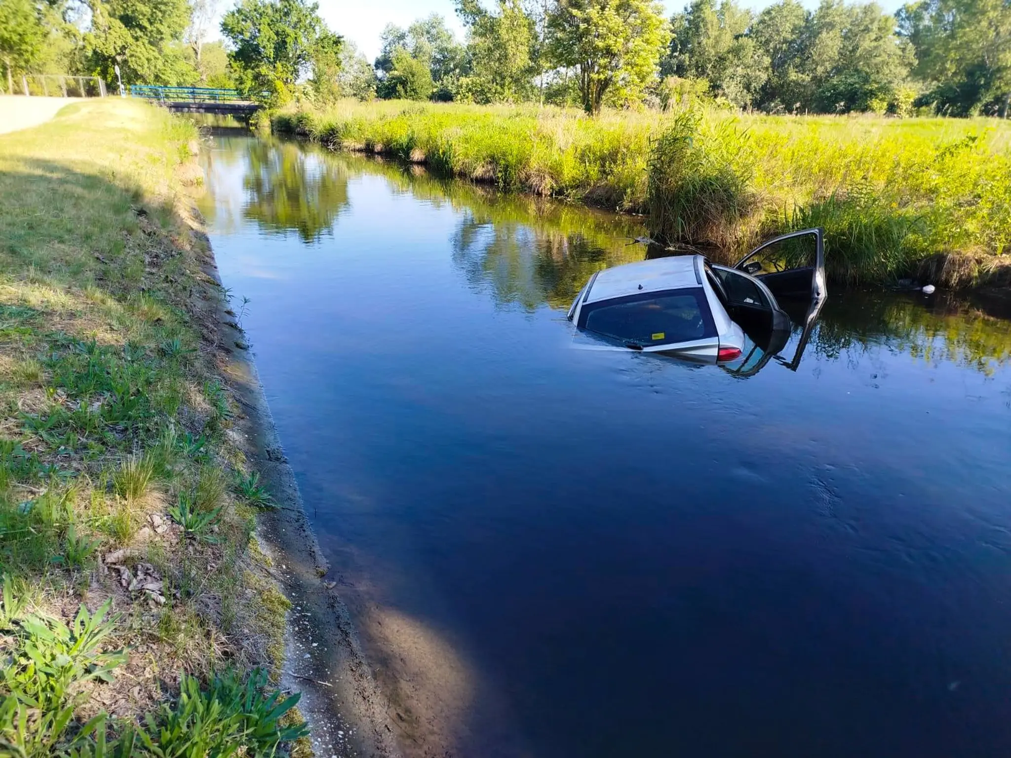 Hasiči pri obci Boheľov vyťahovali z vody auto