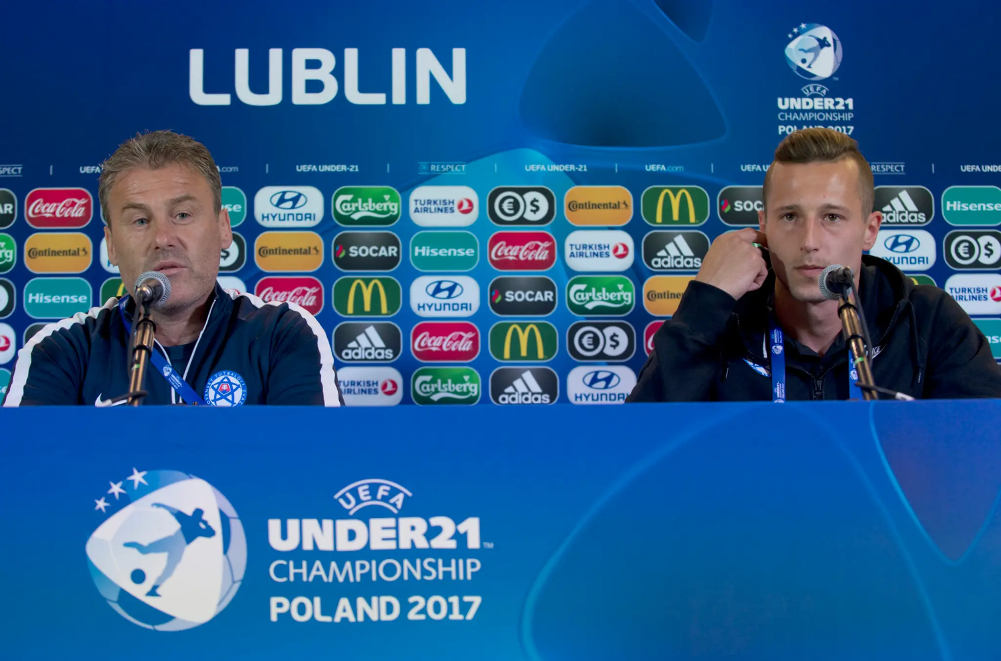 Na snímke vľavo tréner SR U21 Pavel Hapal a vpravo kapitán tímu Adam Zreľák.