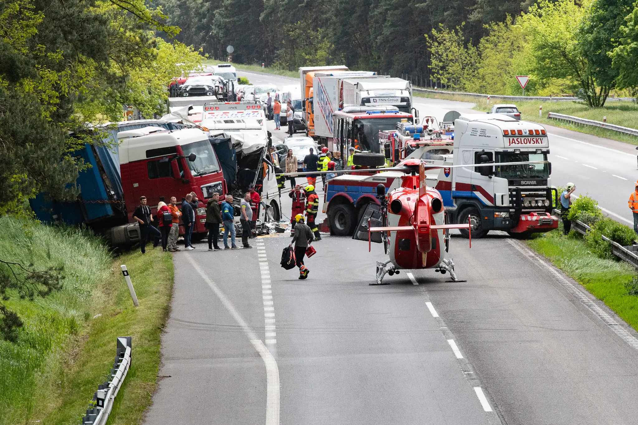 Nehoda autobusu s kamiónom