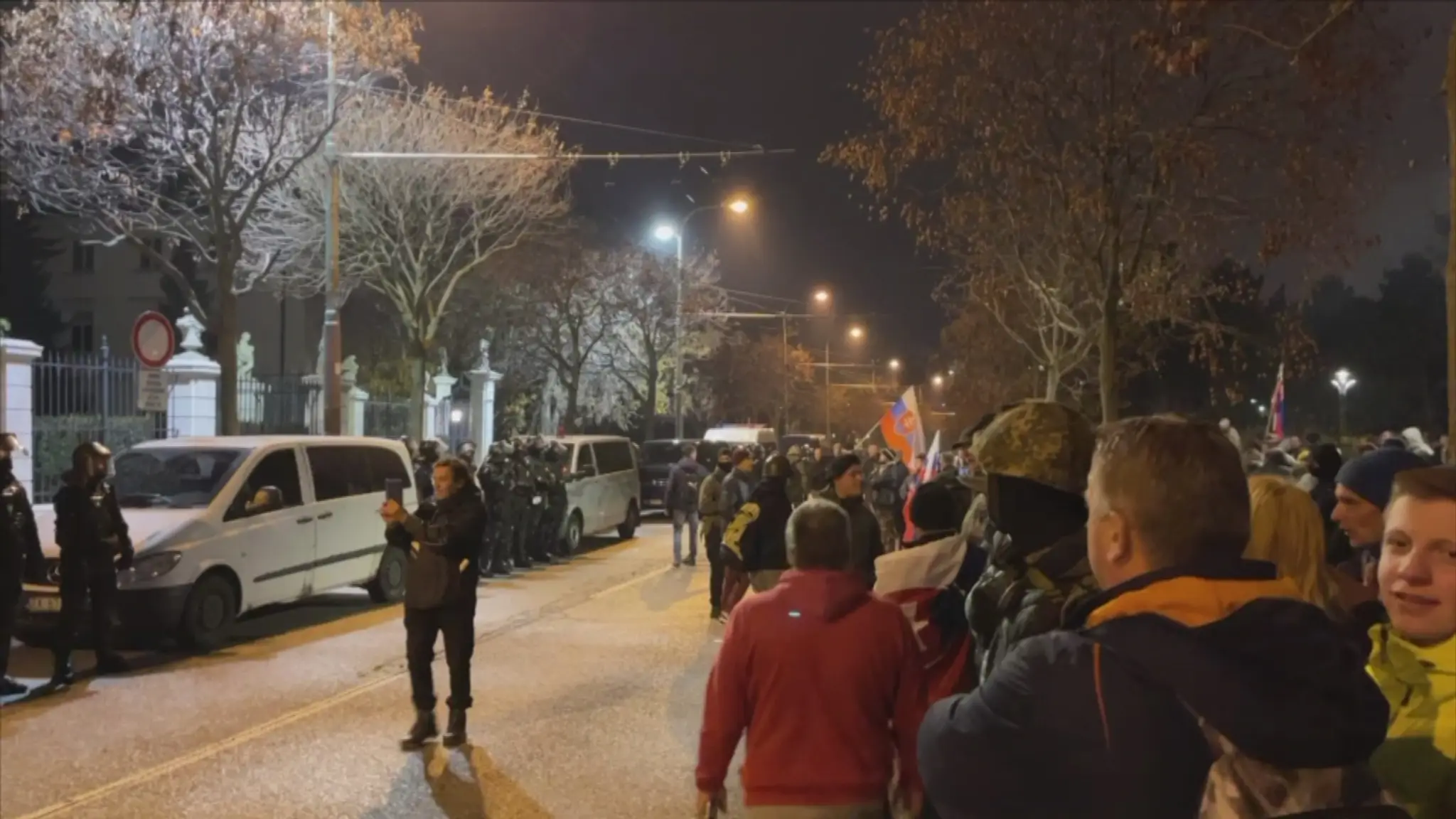 Zhromaždenie sa pod taktovkou Milana Mazureka presunulo pred Úrad vlády.