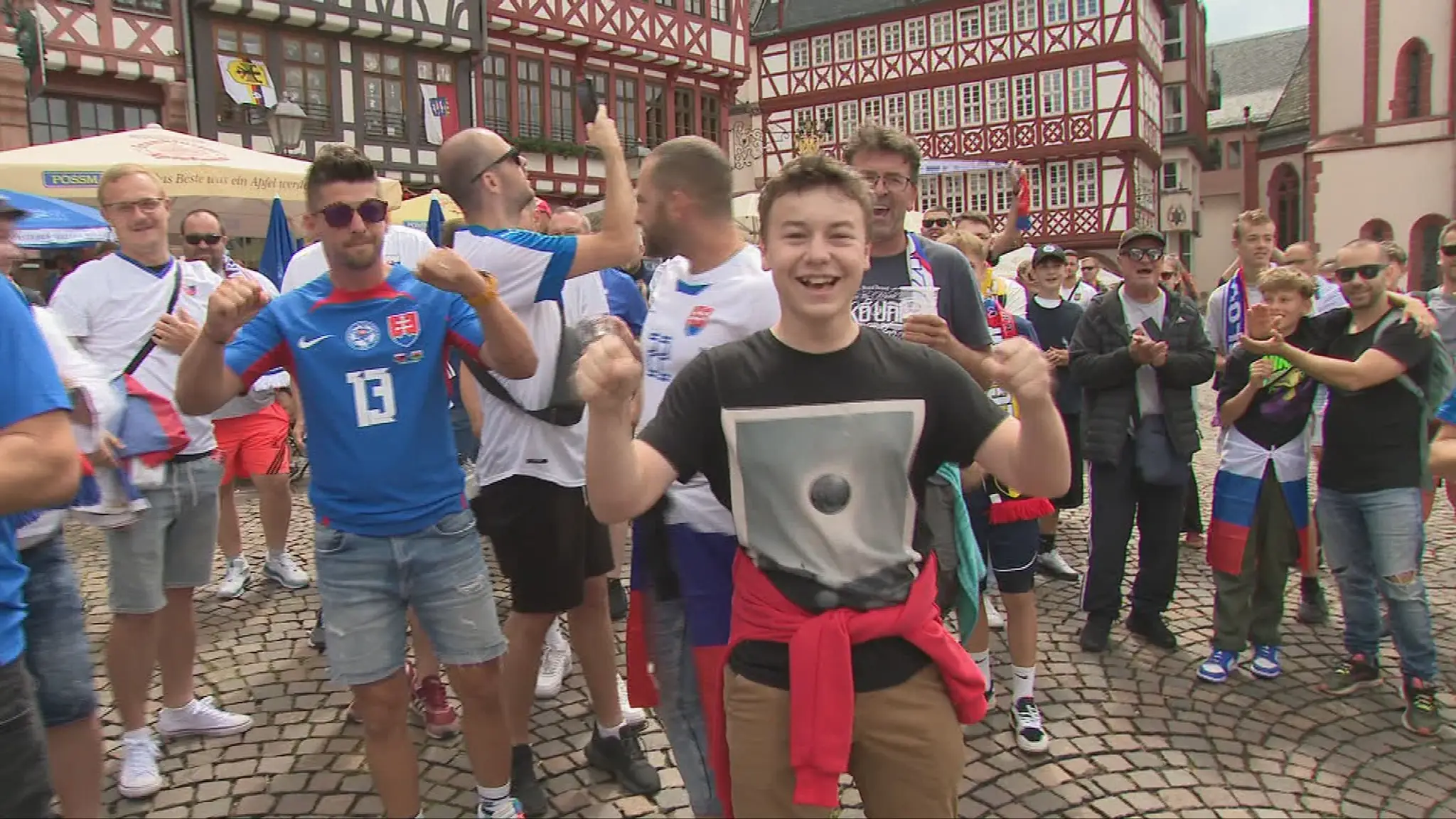 Slovenskí fanúšikovia pred zápasom Eura s Belgickom.