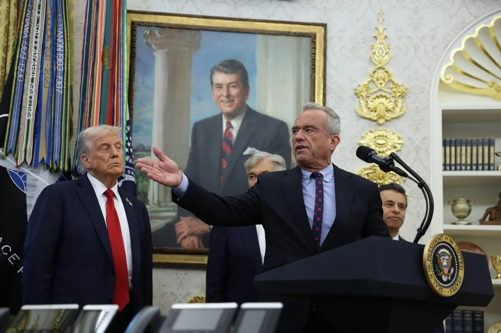 Americký minister zdravotníctva Robert F. Kennedy a prezident USA Donald Trump na tlačovej konferencii v Bielom dome.