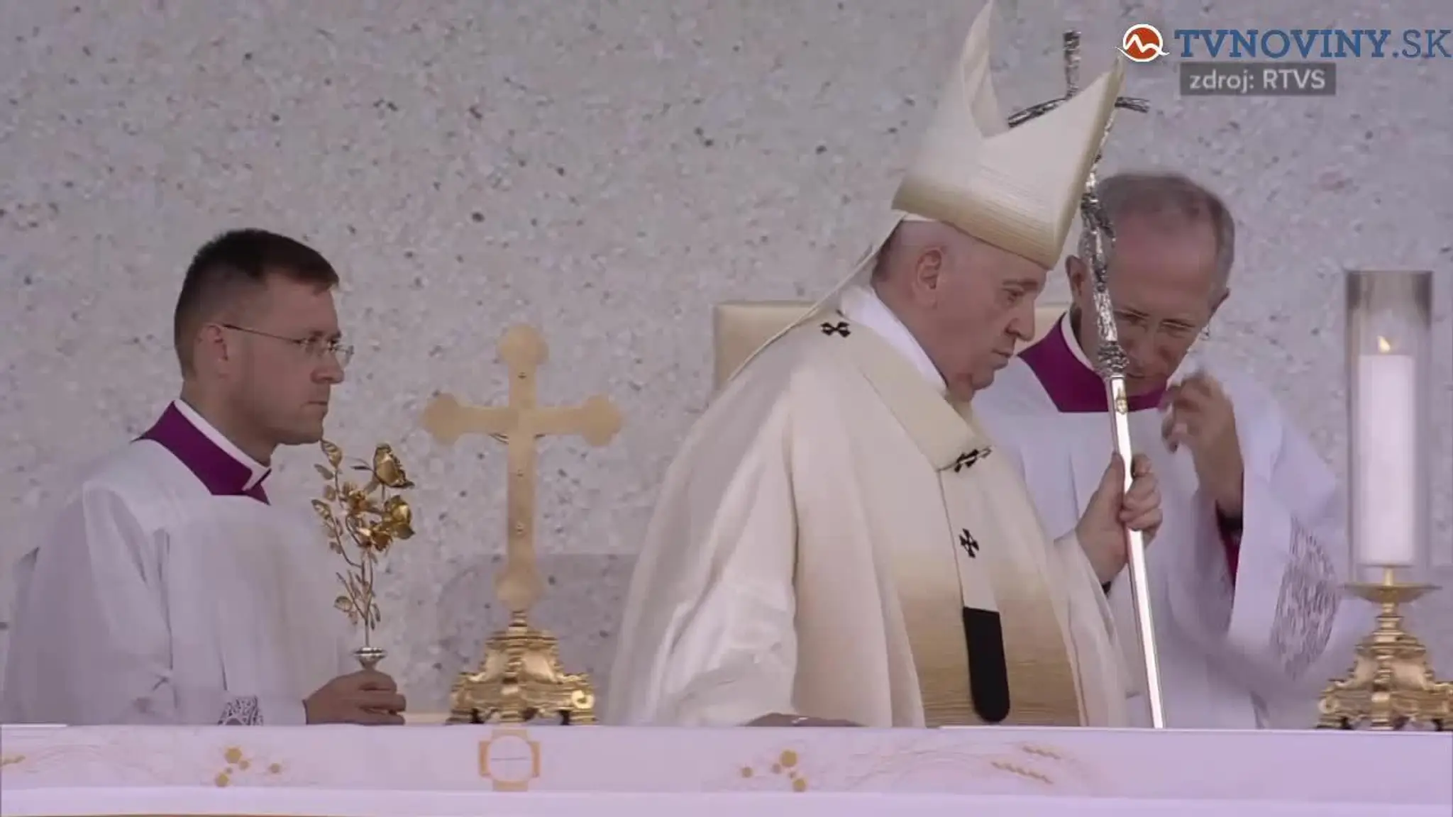 „Nadišiel čas rozlúčiť sa s vašou krajinou. Ponesiem vás všetkých vo svojom srdci. Zo srdca ďakujem,“ povedal pápež v závere omš