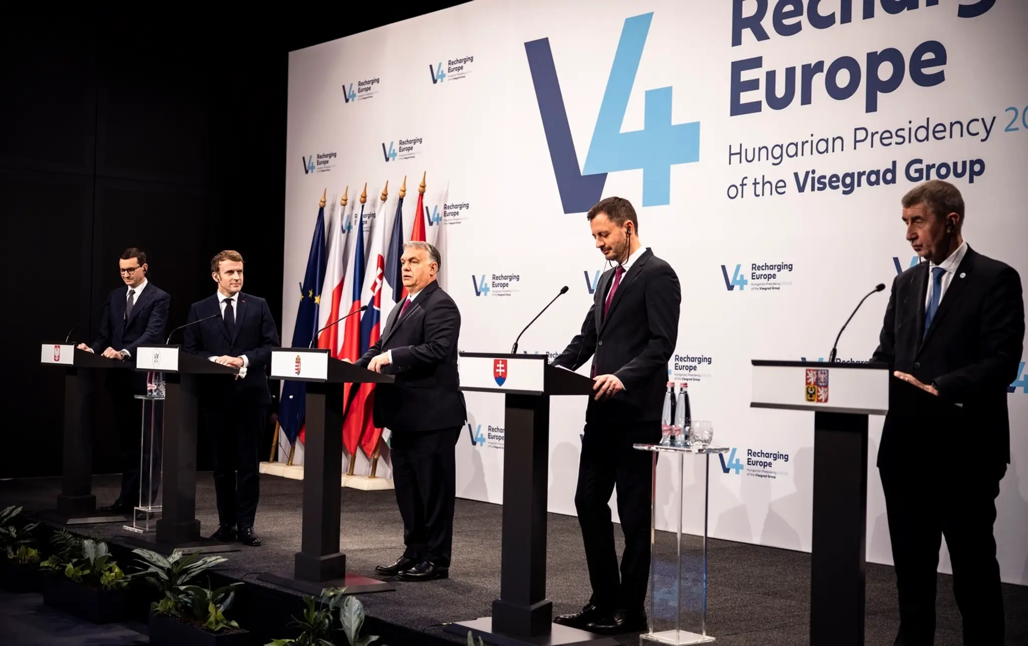 Premiéri krajín V4 a francúzsky prezident Emanuel Macron počas tlačovej konferencie po summite V4.