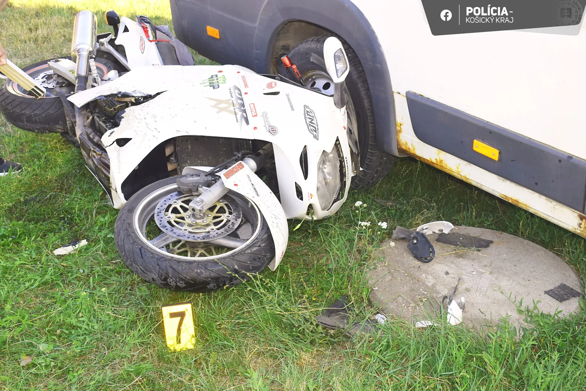 Motocykel, na ktorom zahynul 60-ročný muž, skončil pod kolesami auta.