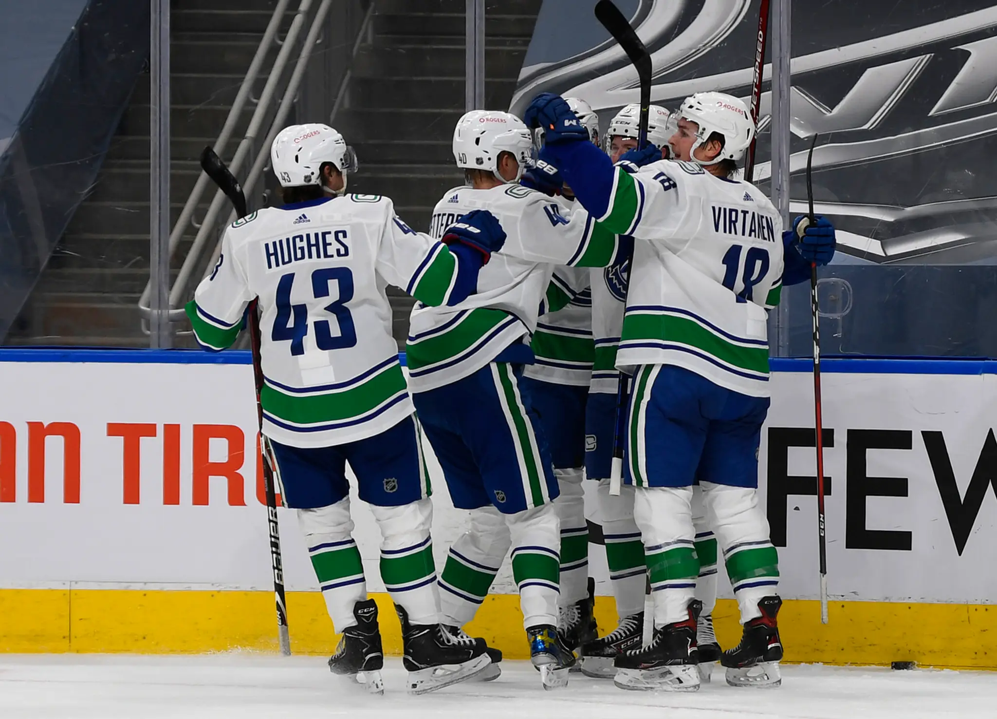 Quinn Hughes sa teší so spoluhráčmi zo streleného gólu.