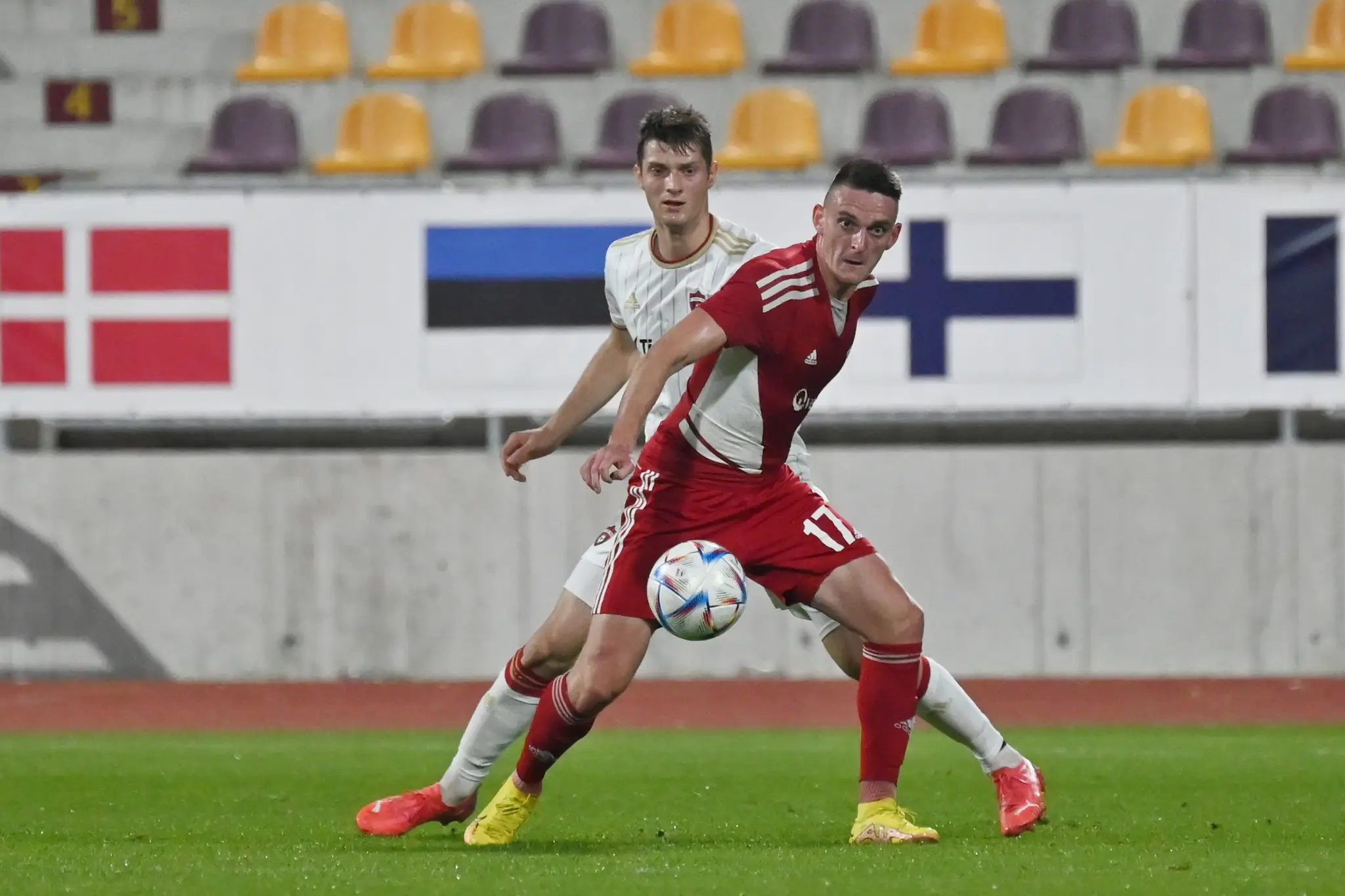 Vľavo hráč Trnavy Sebastián Kóša a kapitán Banskej Bystrice Róbert Polievka v zápase 13. kola Fortuna ligy.