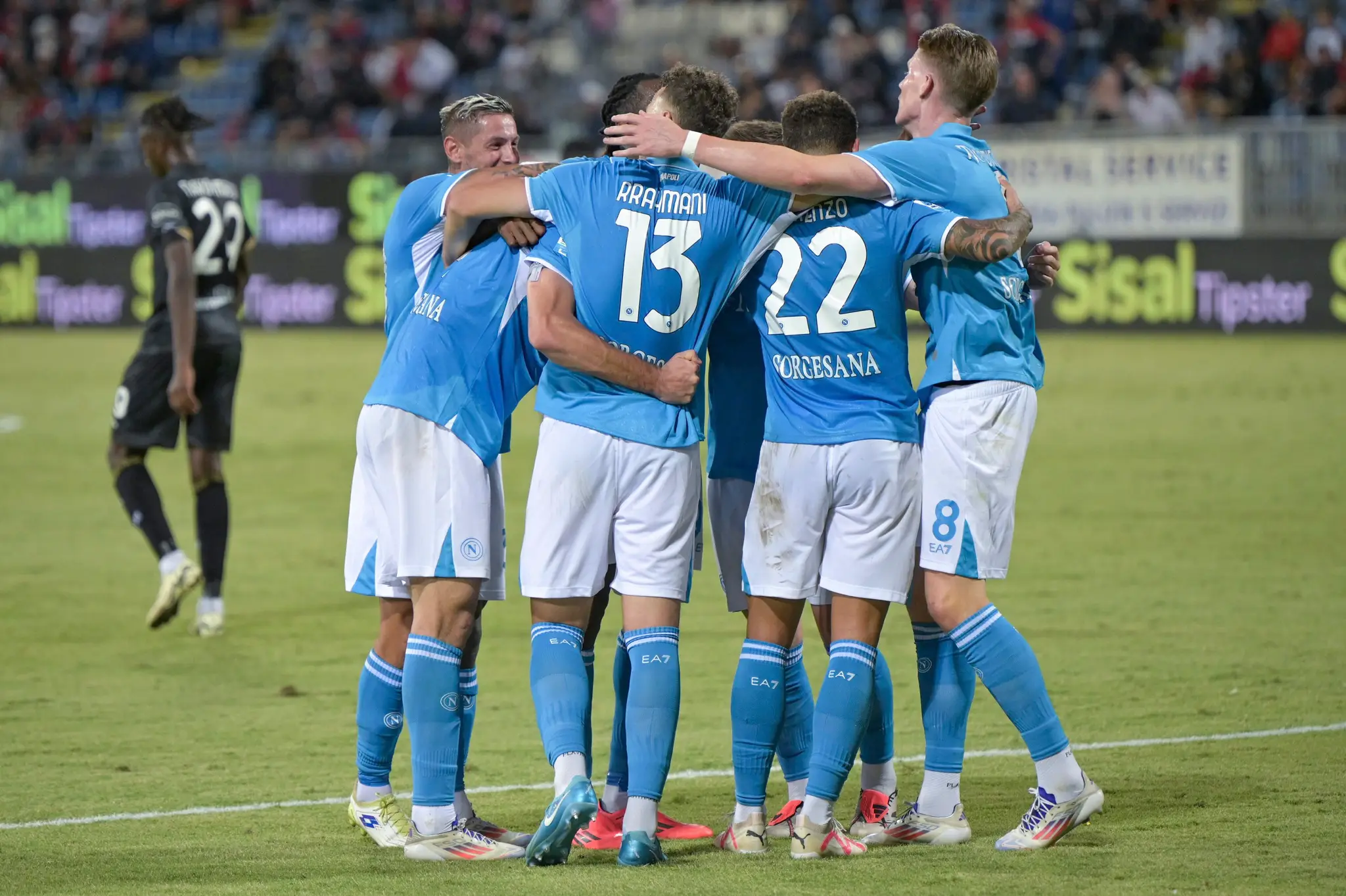 Futbalisti Neapola sa tešia po strelení gólu.