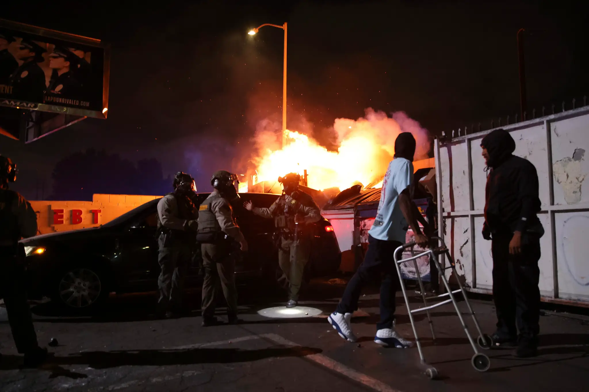 Trump nasadil armádu do Los Angeles. Séria imigračných razií vyvolala ostré protesty