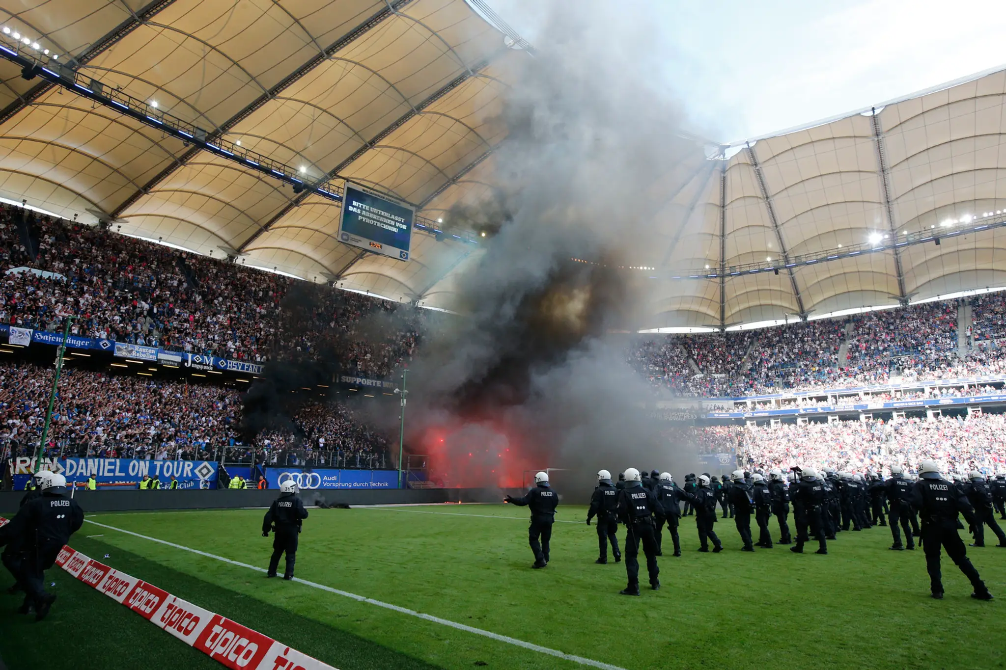 Zápas Hamburgu s Borussiou Mönchengladbach museli prerušiť pre divácke nepokoje.