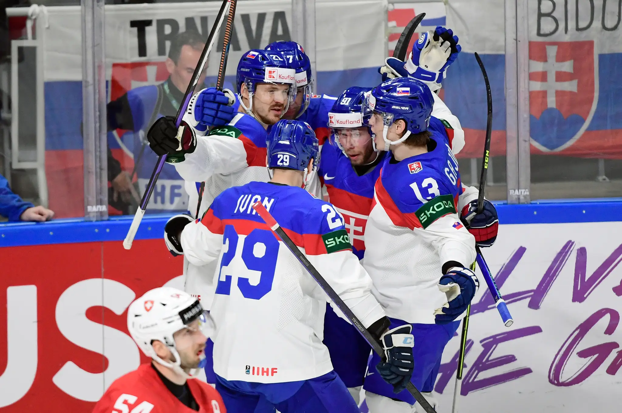 Slovenskí hokejisti sa tešia z gólu Andreja Kudrnu.