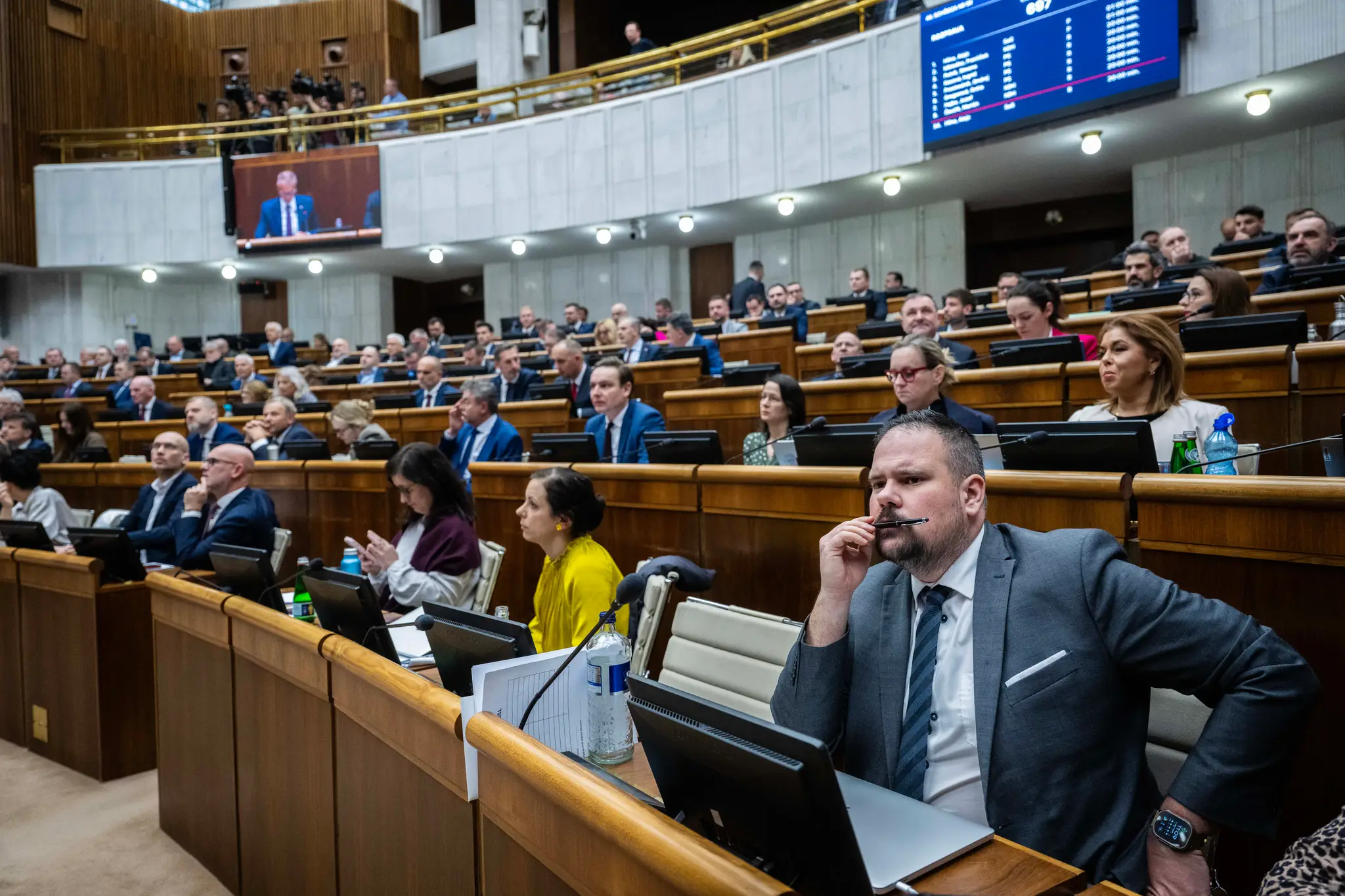 Poslanci parlamentu.