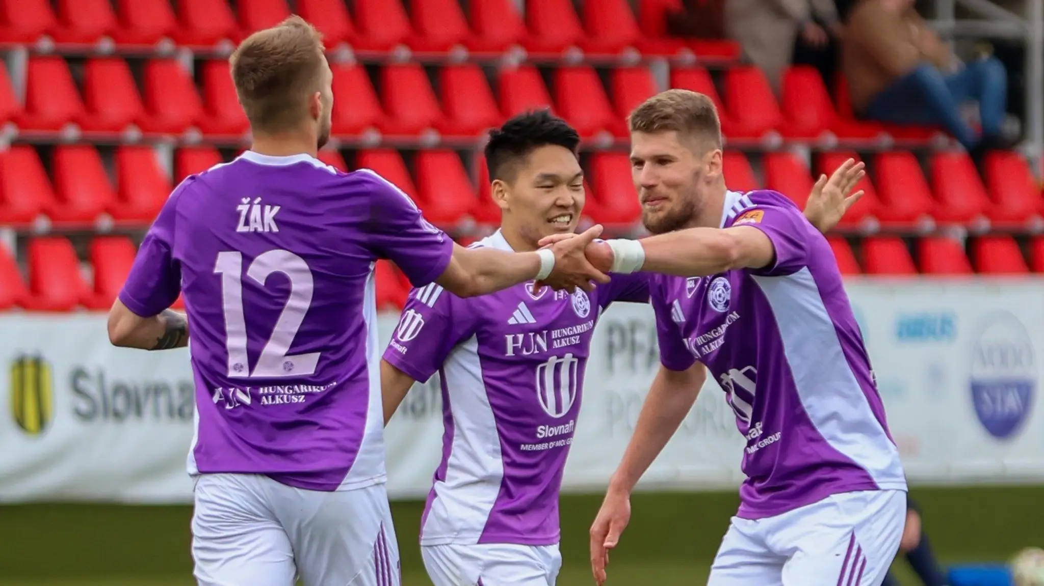 Gólová radosť futbalistov Komárna. (cropped)