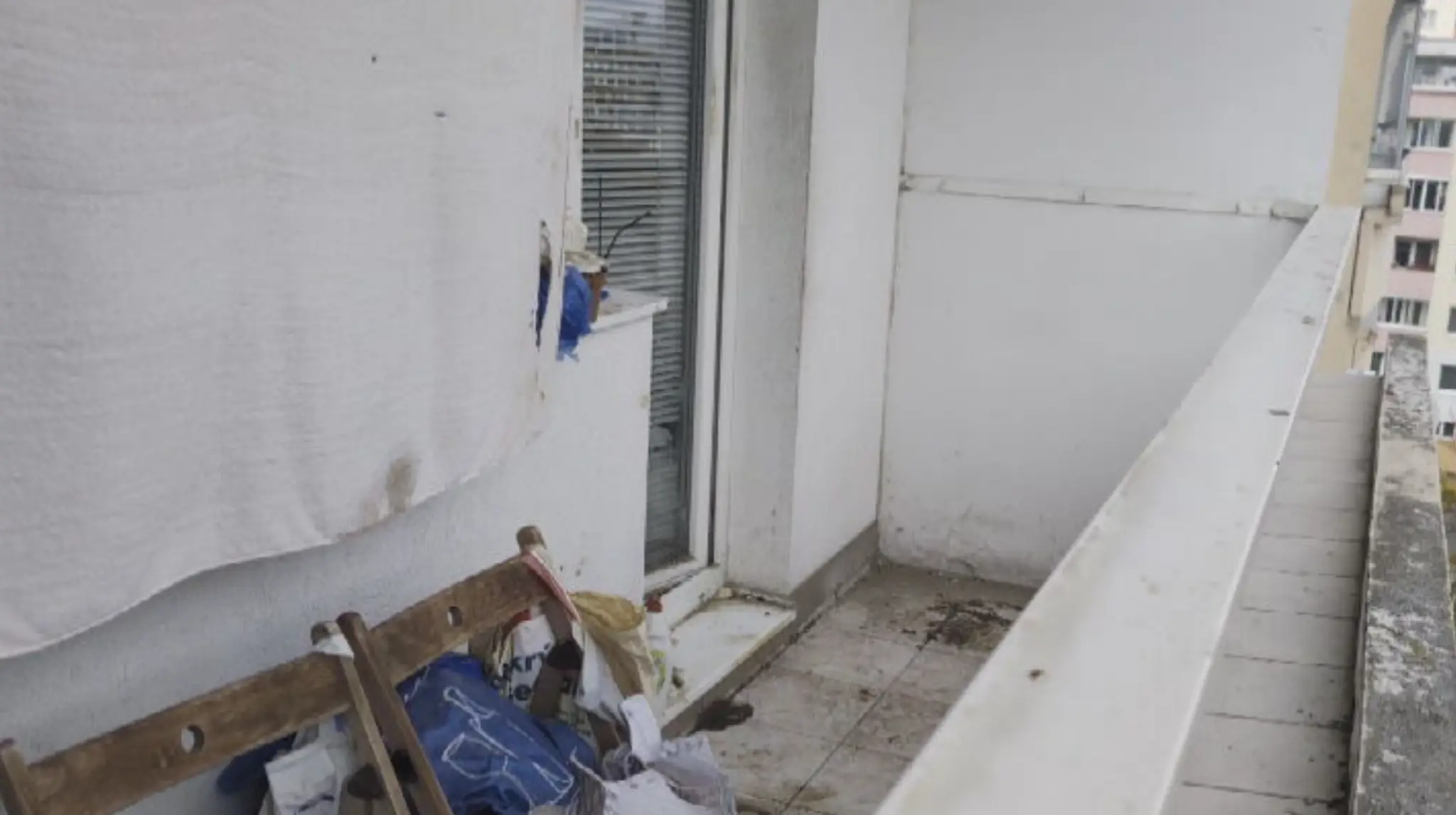 Na balkóne skladuje rúška a rukavice od pandémie COVID-19.