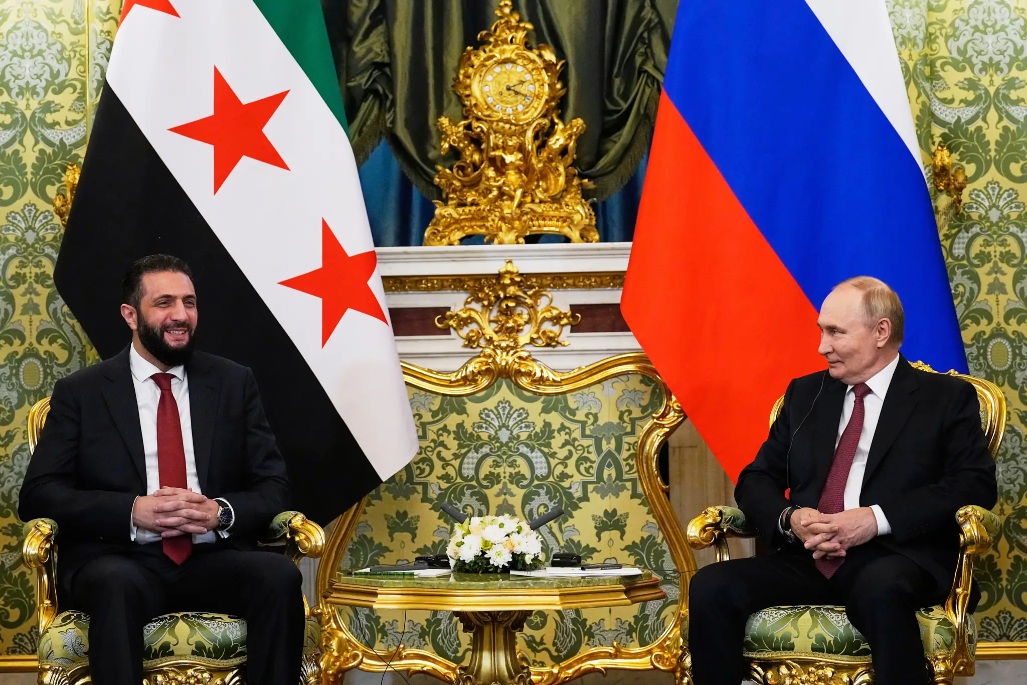 Ruský prezident Vladimir Putin (vpravo) a sýrsky dočasný prezident Ahmad Šara sa rozprávajú počas stretnutia v Moskve.