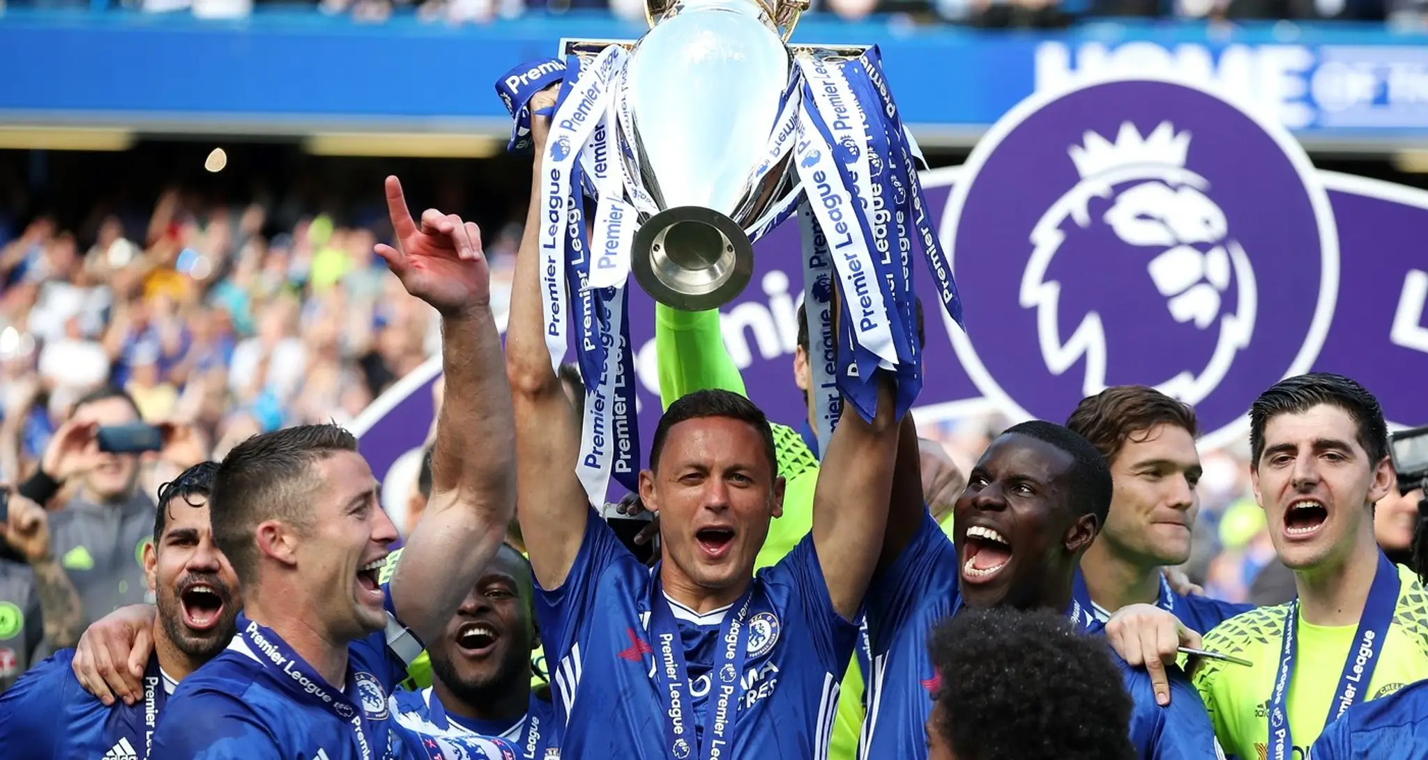 Nemanja Matič (s trofejou) vedľa megahviezd ako Thibaut Courtois alebo Diega Costa. 