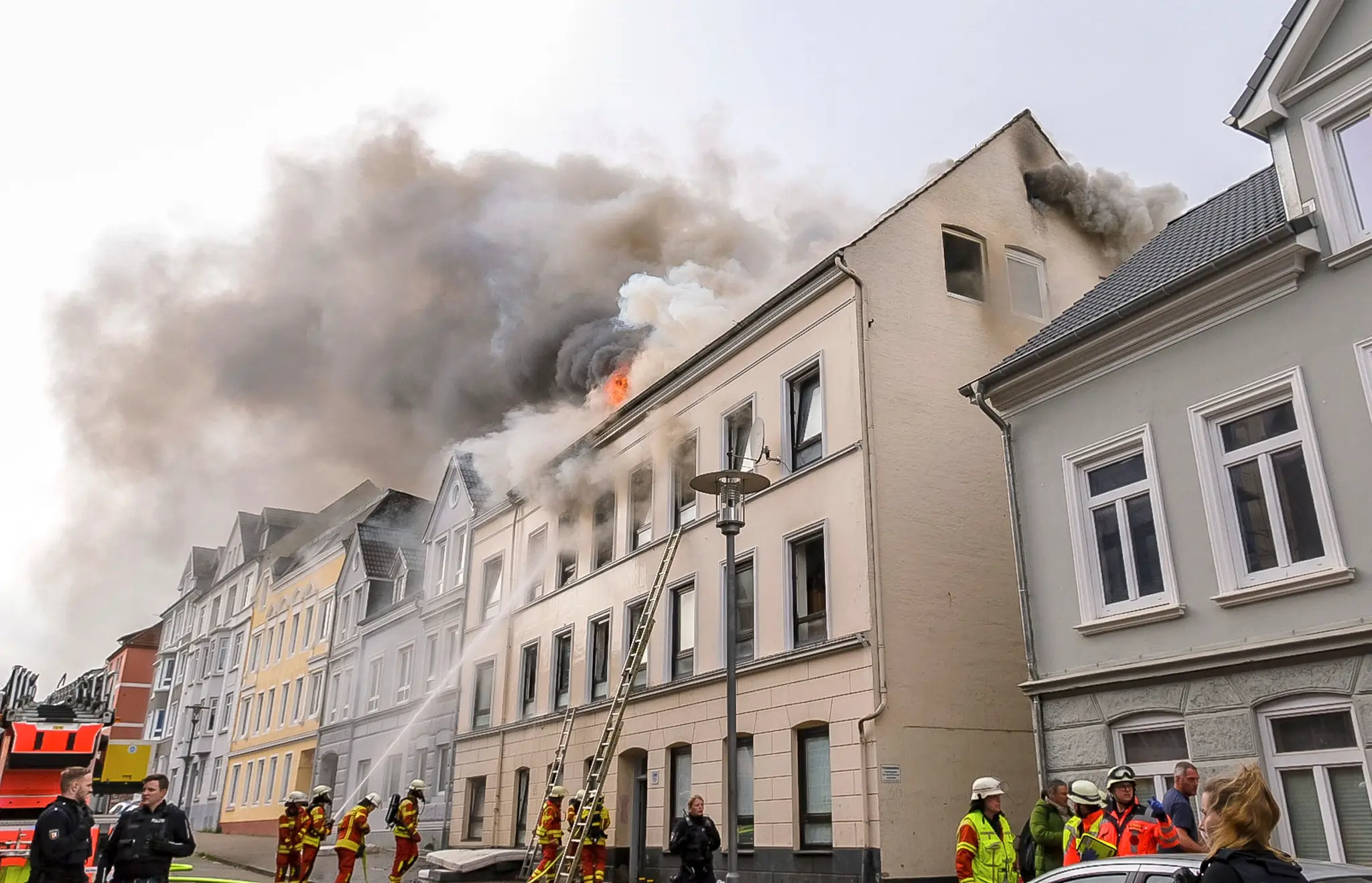 Z bytovky v nemeckom meste Flensburg stúpa dym.