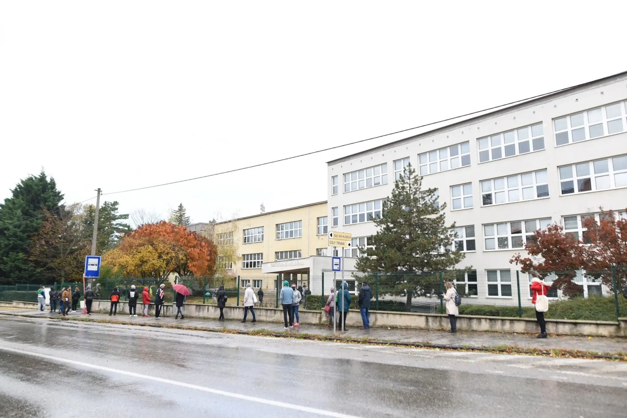 Na snímke dlhé rady na testovanie pred Obchodno- informačným centrom v Dunajskej Strede.