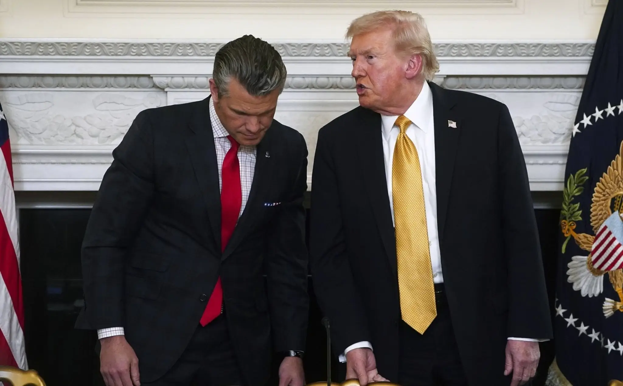 Minister obrany USA Pete Hegseth a americký prezident Donald Trump.