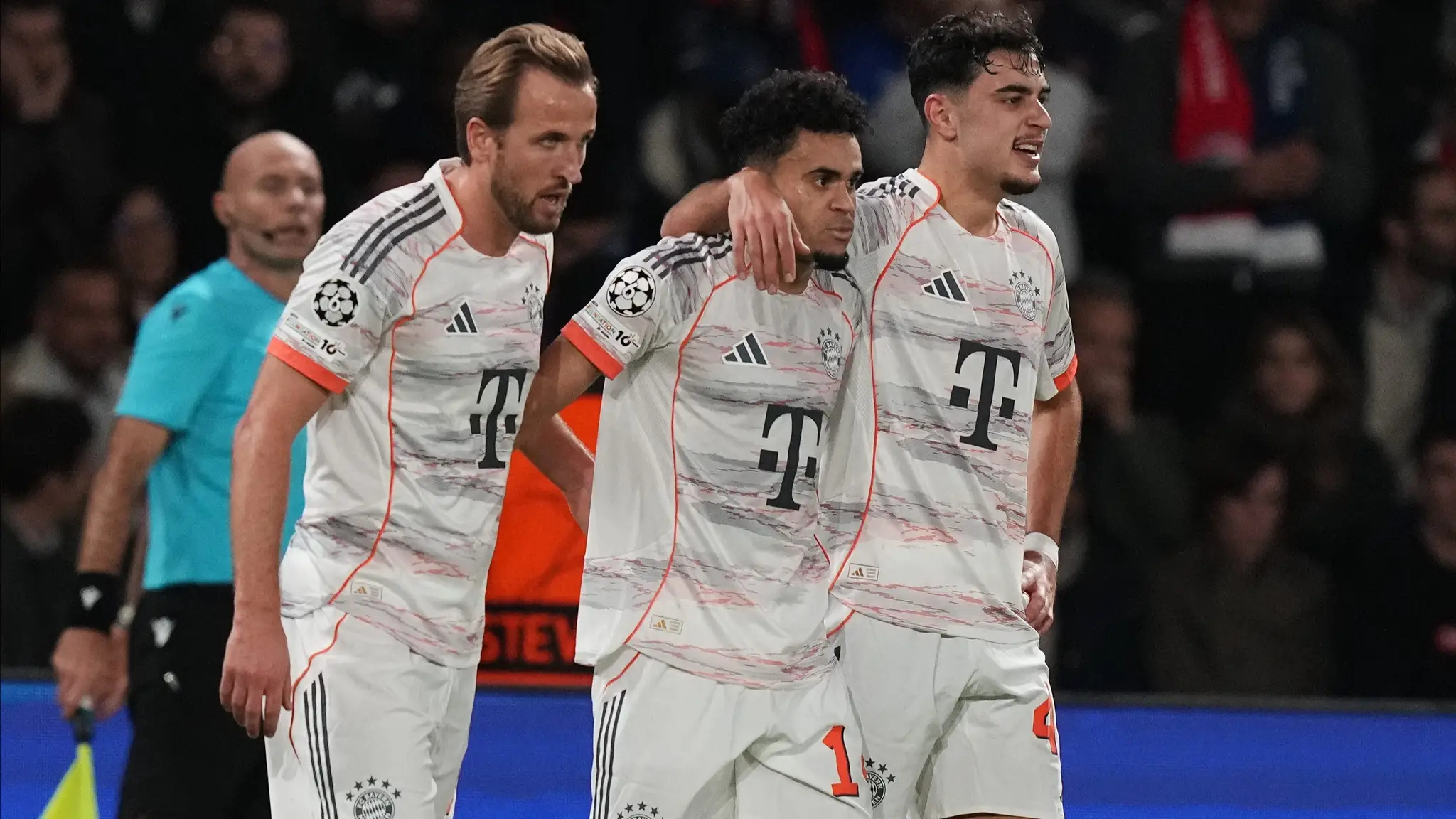 Futbalisti Bayernu Mníchov oslavujú gól. (cropped)