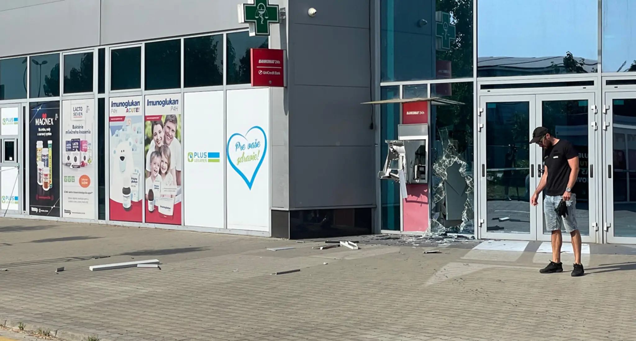 Vytrhnutý bankomat v Dunajskej Lužnej.