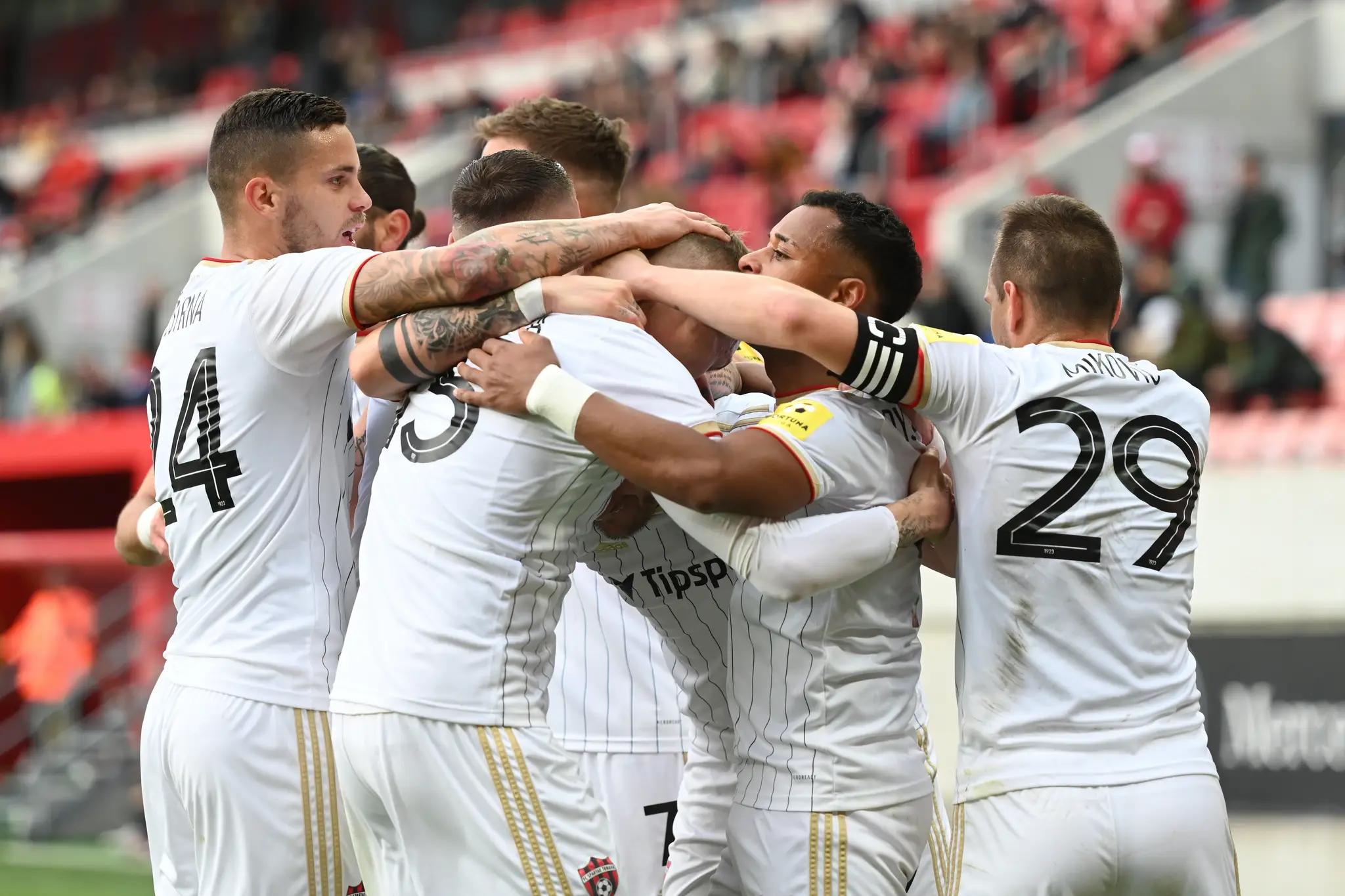 Trnavčania oslavujú gól v 5. kole skupiny o titul proti Žiline.