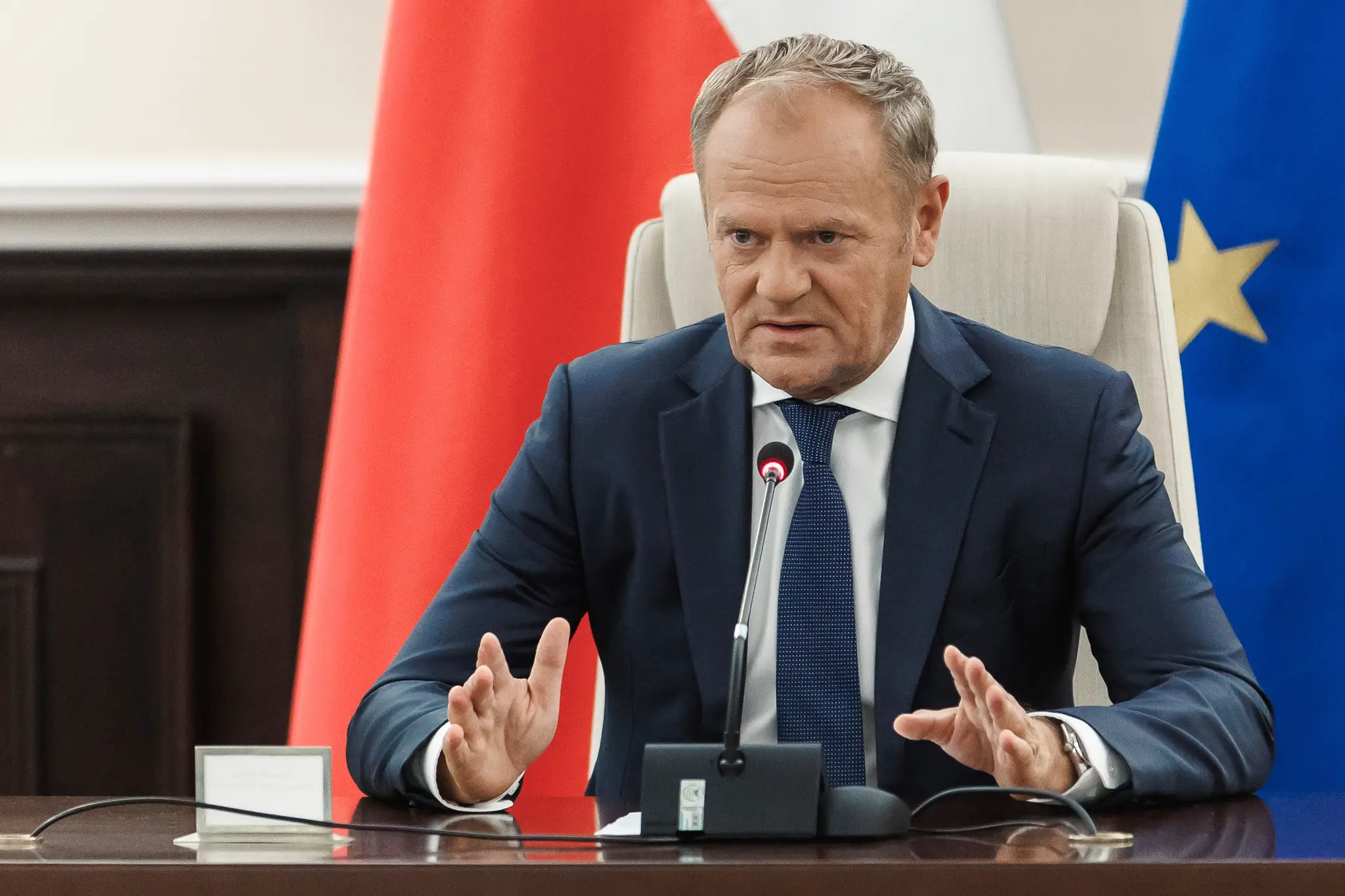 Poľský premiér Donald Tusk vedie mimoriadne zasadnutie vlády s vysokými vojenskými a bezpečnostnými predstaviteľmi krajiny.