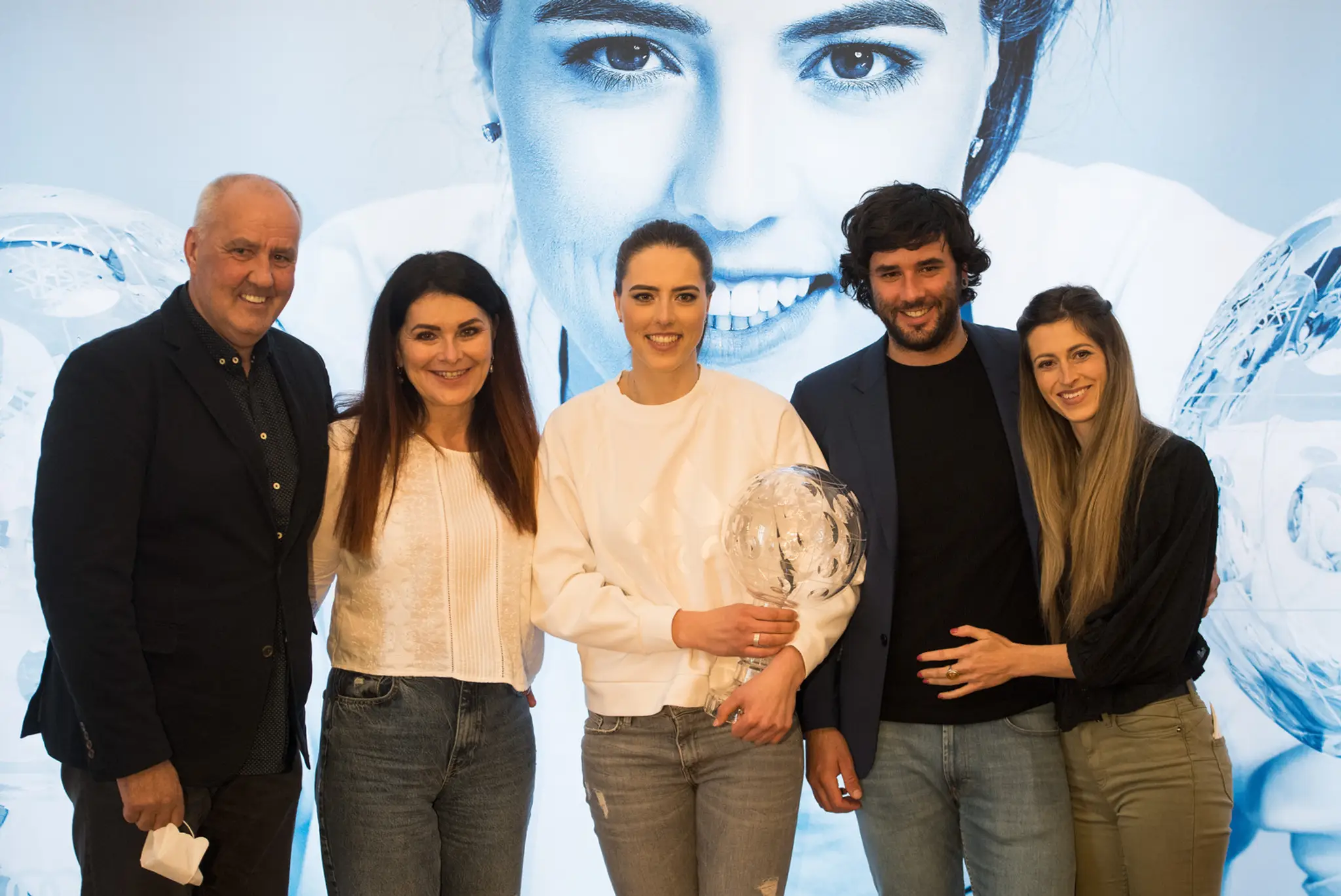 Petra Vlhová, zľava rodičia Igor Vlha a Zuzana Vlhová, druhý sprava brat Boris Vlha s priateľkou Simonou Jágerskou.